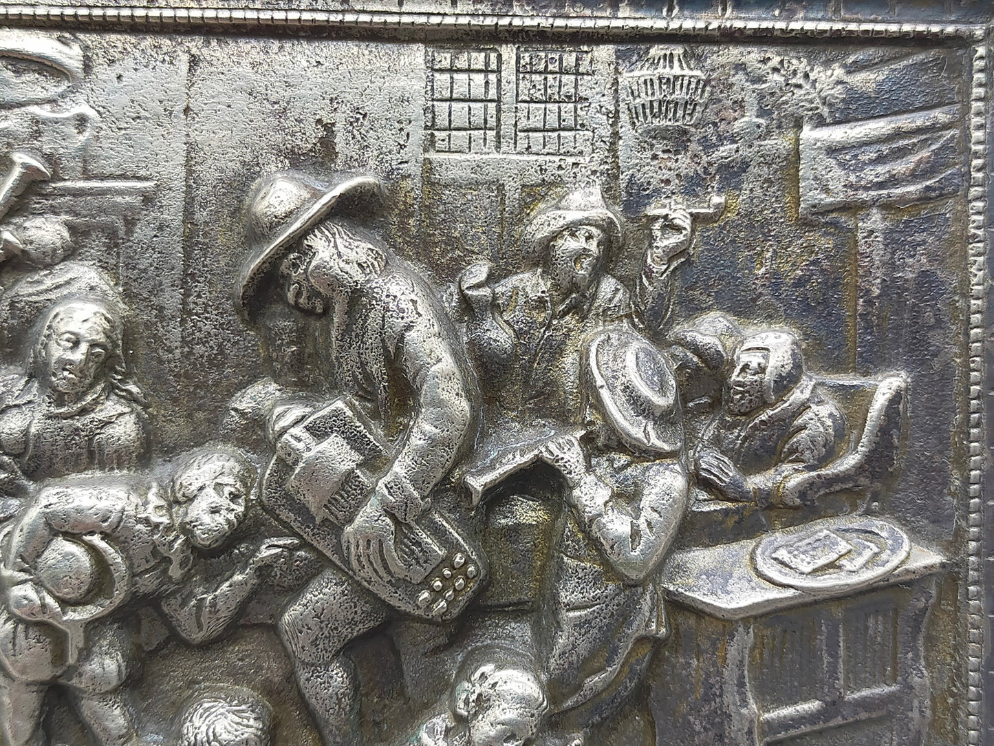 Antike Reliefplatte aus Kunstguss– Rustikale Wirtshausszene im Barockstil