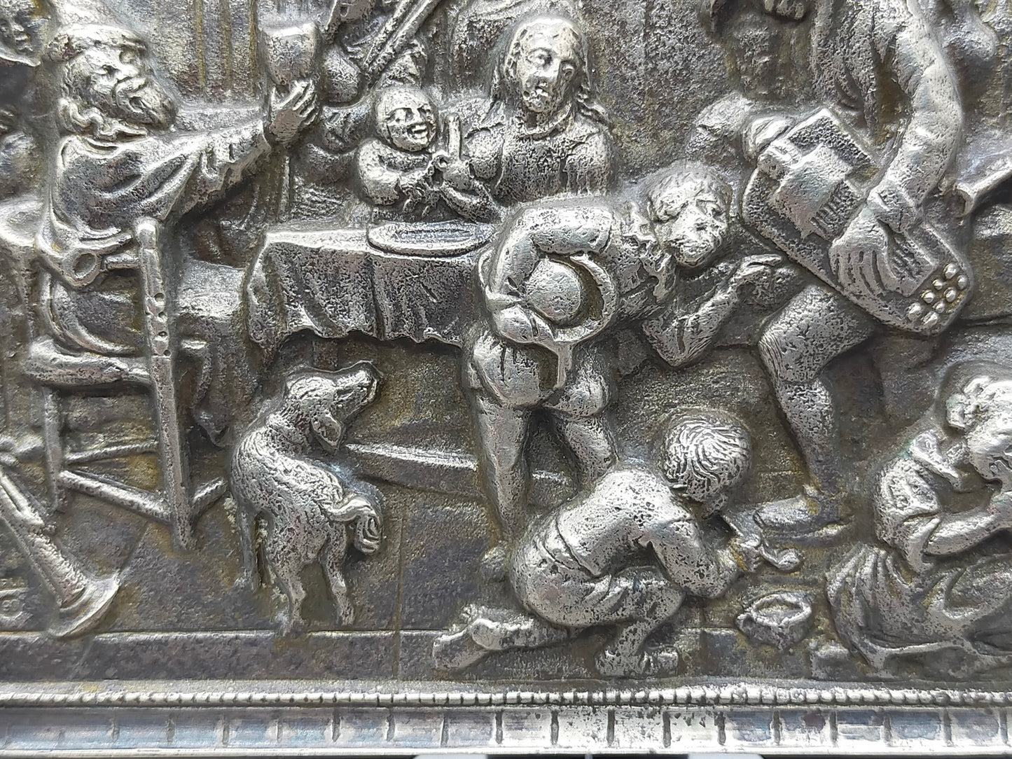 Antike Reliefplatte aus Kunstguss– Rustikale Wirtshausszene im Barockstil
