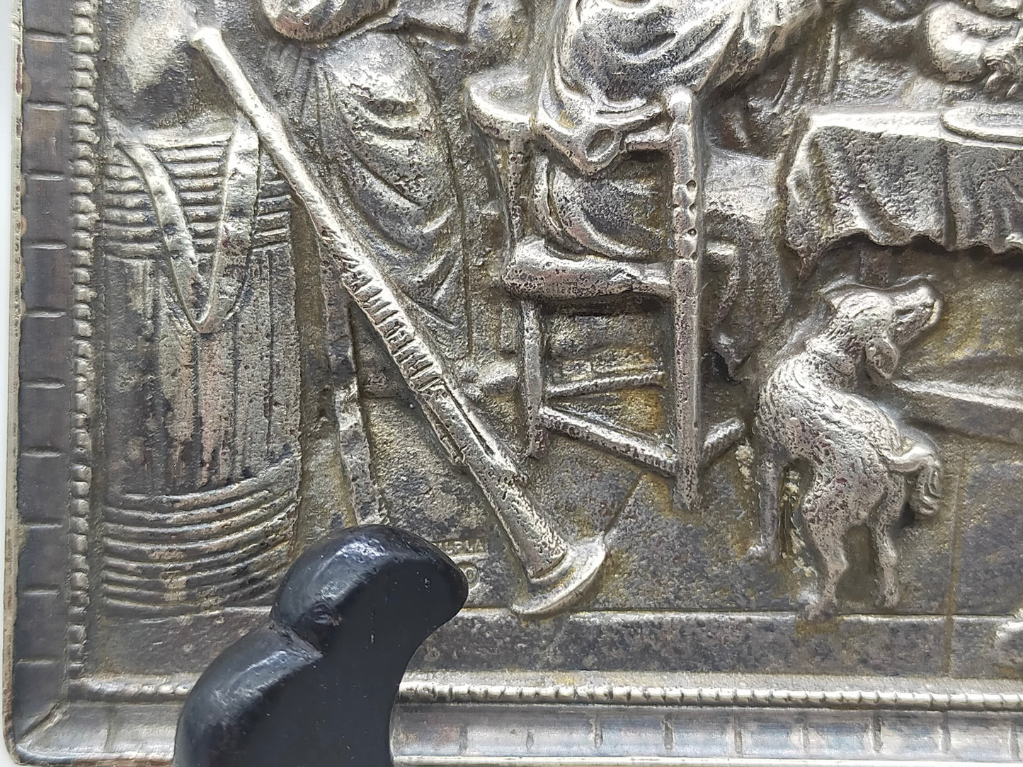 Antike Reliefplatte aus Kunstguss– Rustikale Wirtshausszene im Barockstil