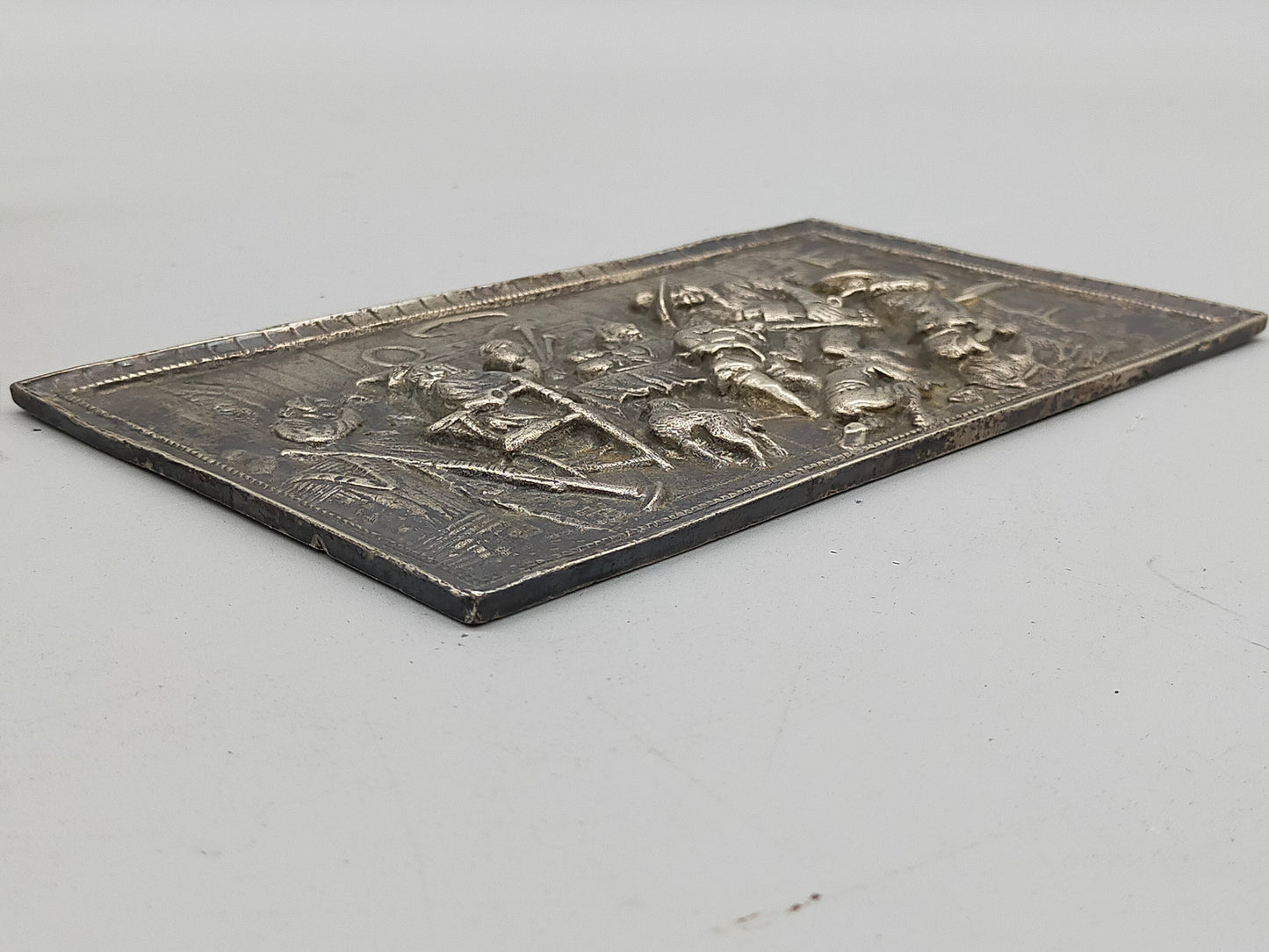 Antike Reliefplatte aus Kunstguss– Rustikale Wirtshausszene im Barockstil