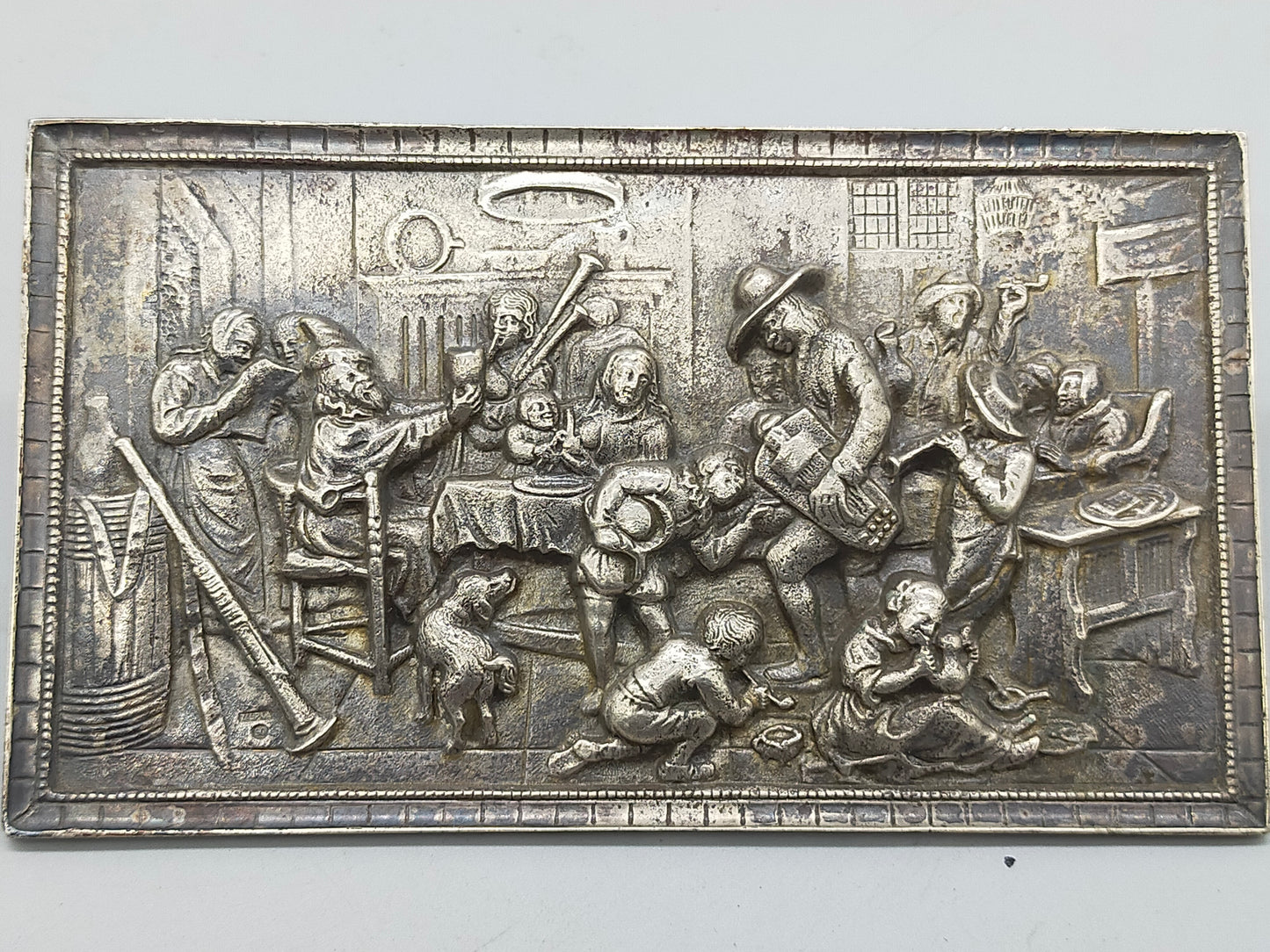 Antike Reliefplatte aus Kunstguss– Rustikale Wirtshausszene im Barockstil