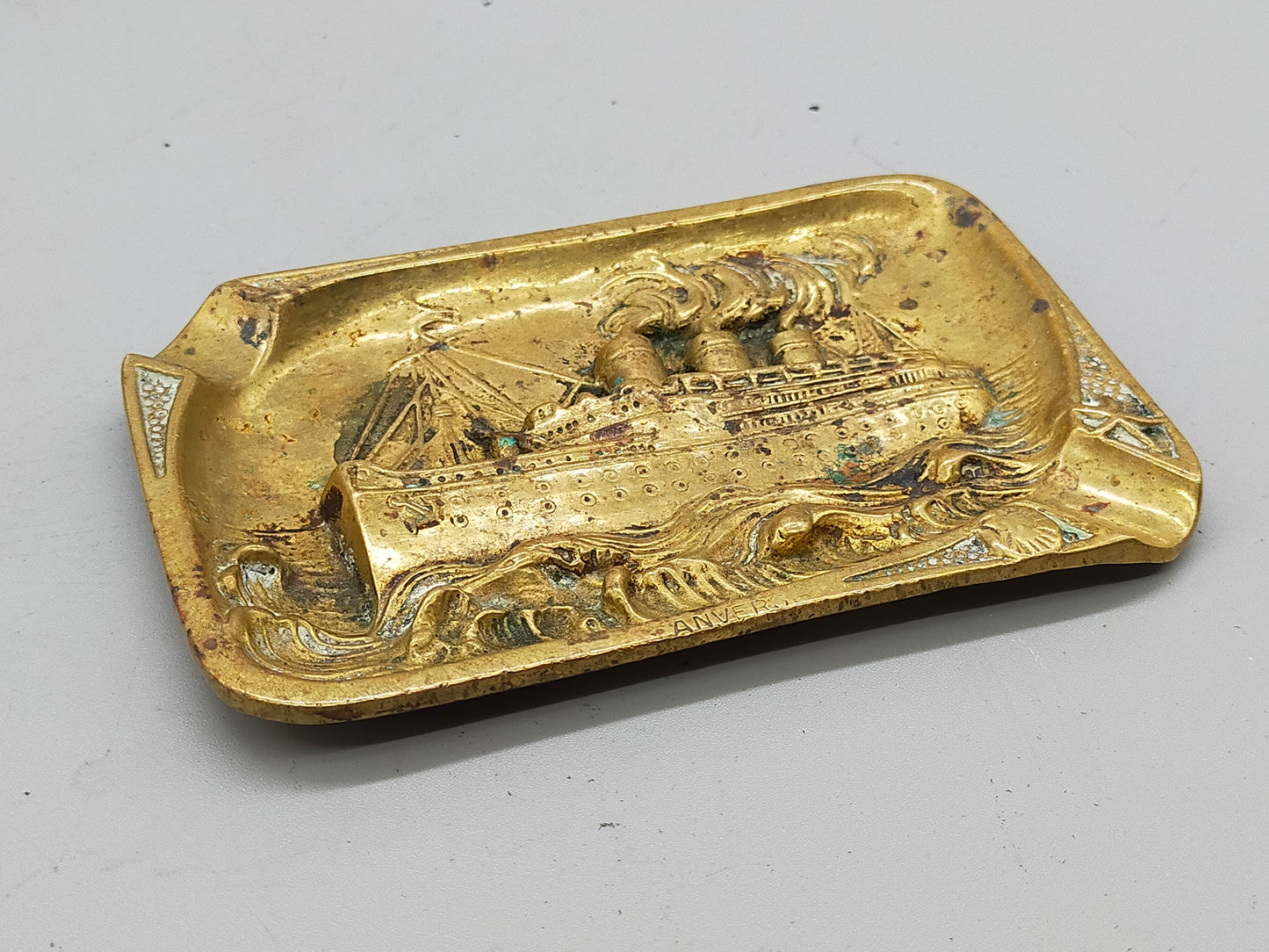 Antiker Messing „Anvers“ Aschenbecher – Maritimes Titanic Relief-Design