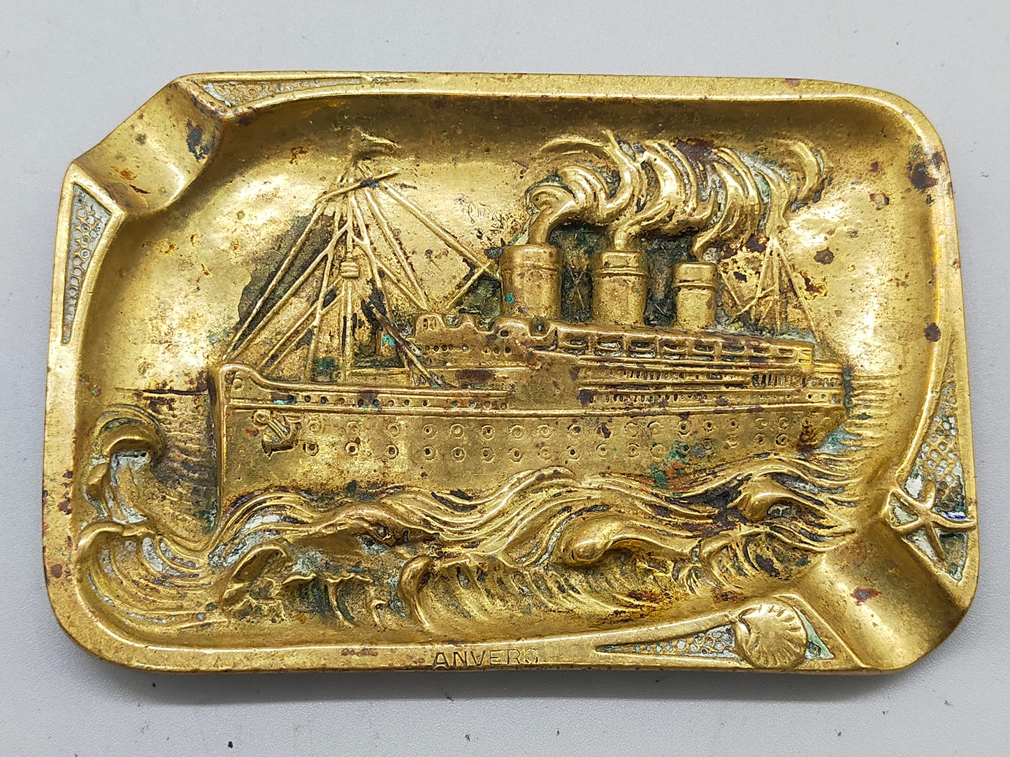 Antiker Messing „Anvers“ Aschenbecher – Maritimes Titanic Relief-Design