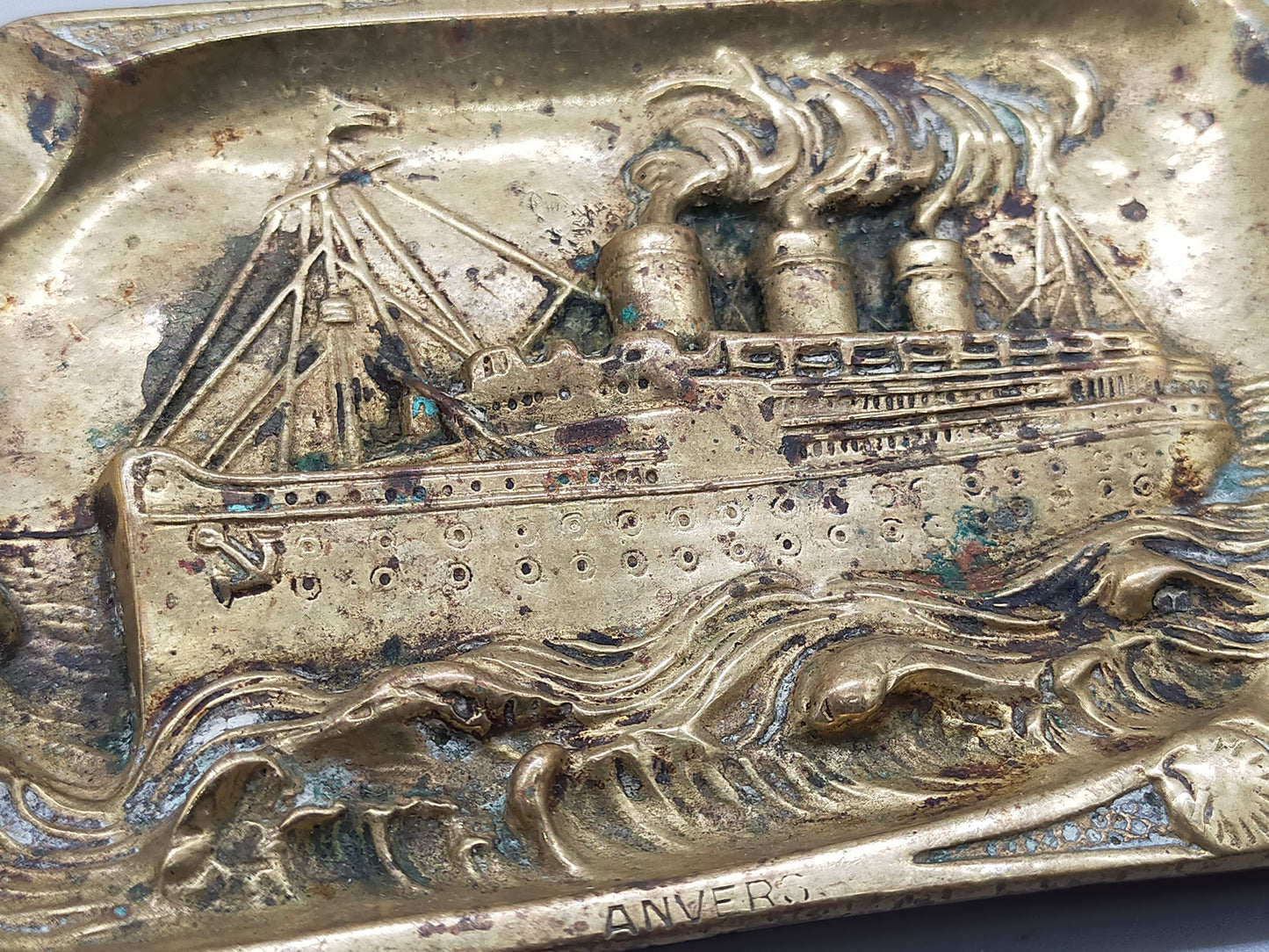 Antiker Messing „Anvers“ Aschenbecher – Maritimes Titanic Relief-Design
