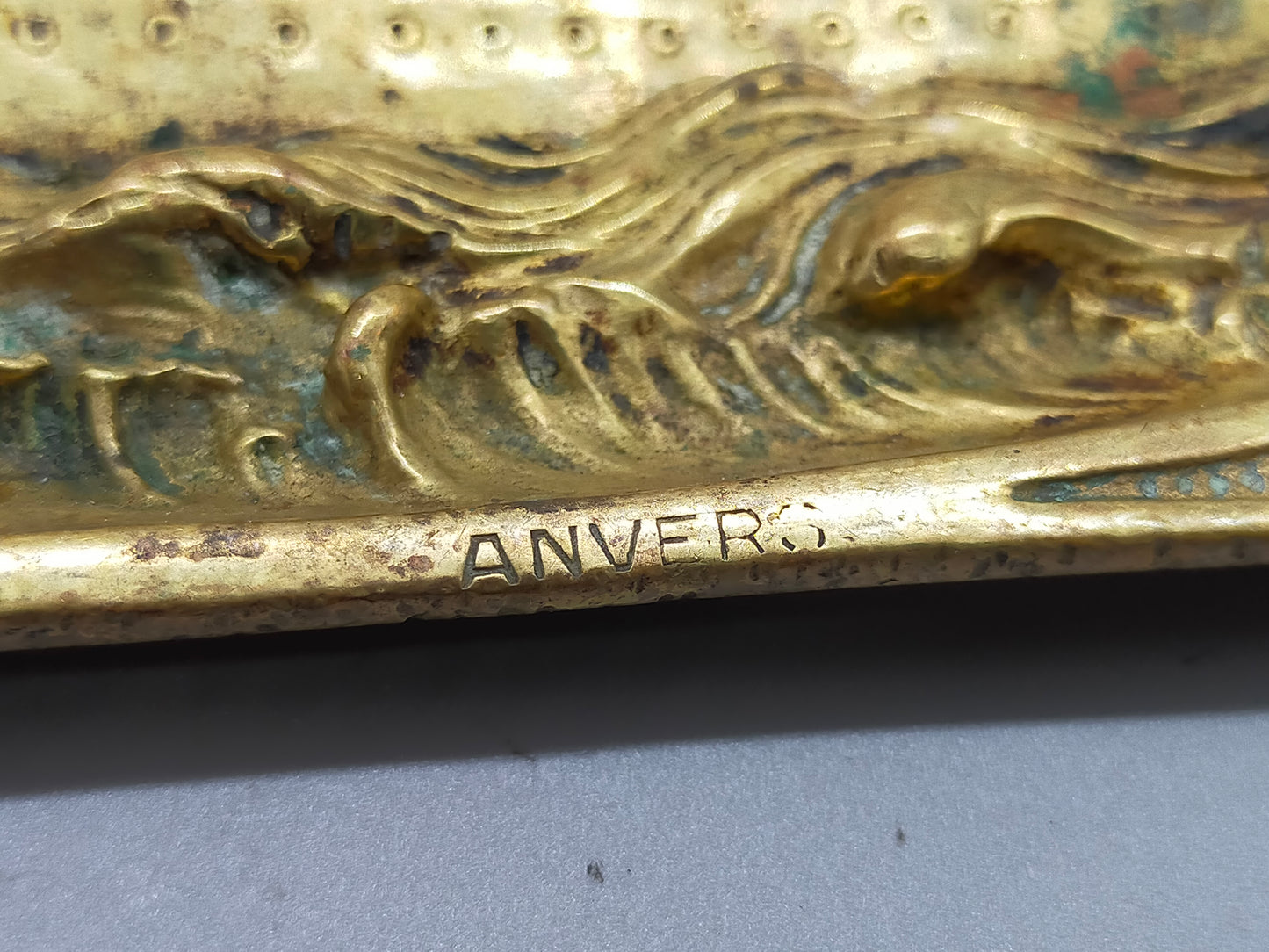 Antiker Messing „Anvers“ Aschenbecher – Maritimes Titanic Relief-Design