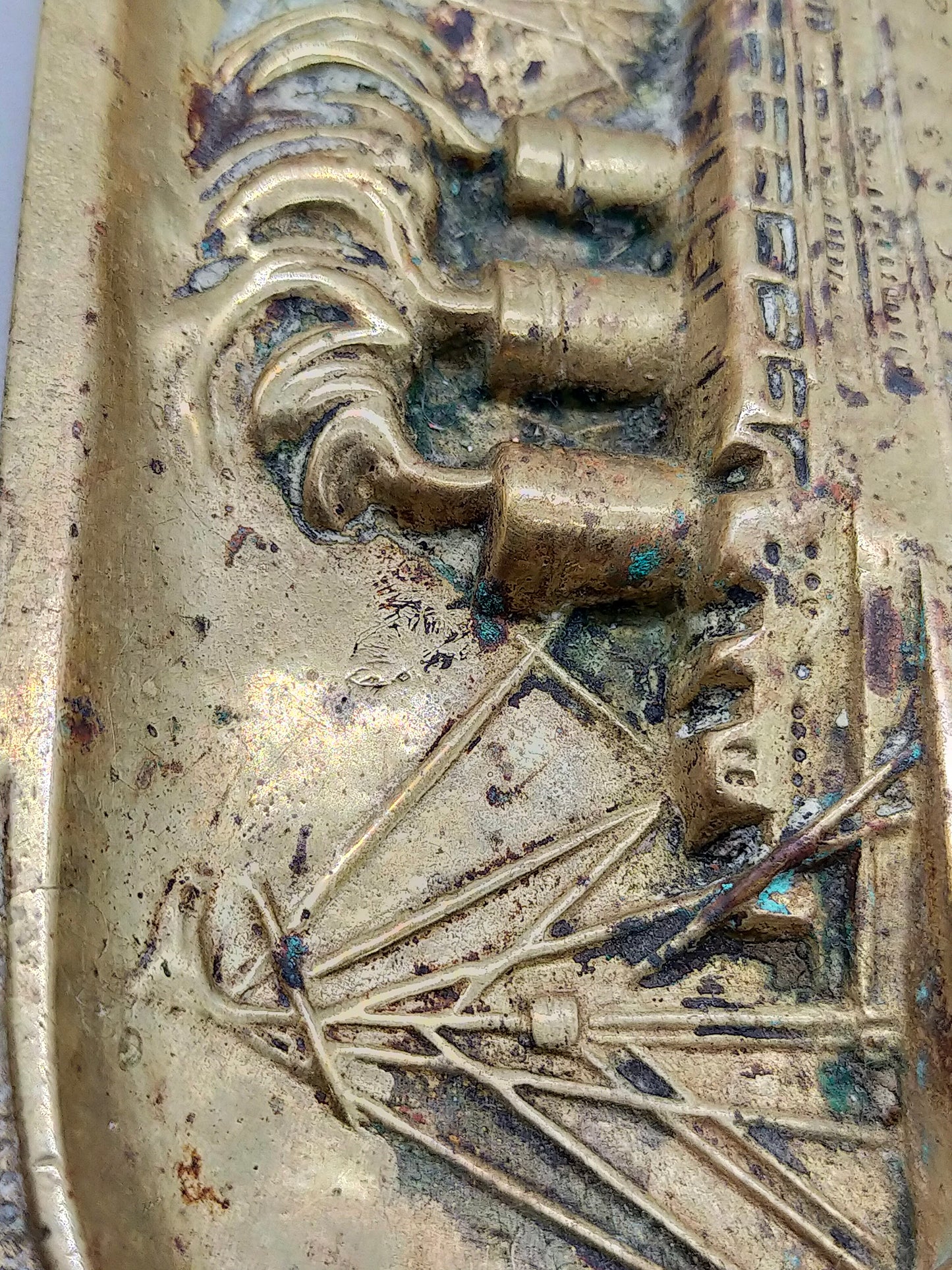Antiker Messing „Anvers“ Aschenbecher – Maritimes Titanic Relief-Design