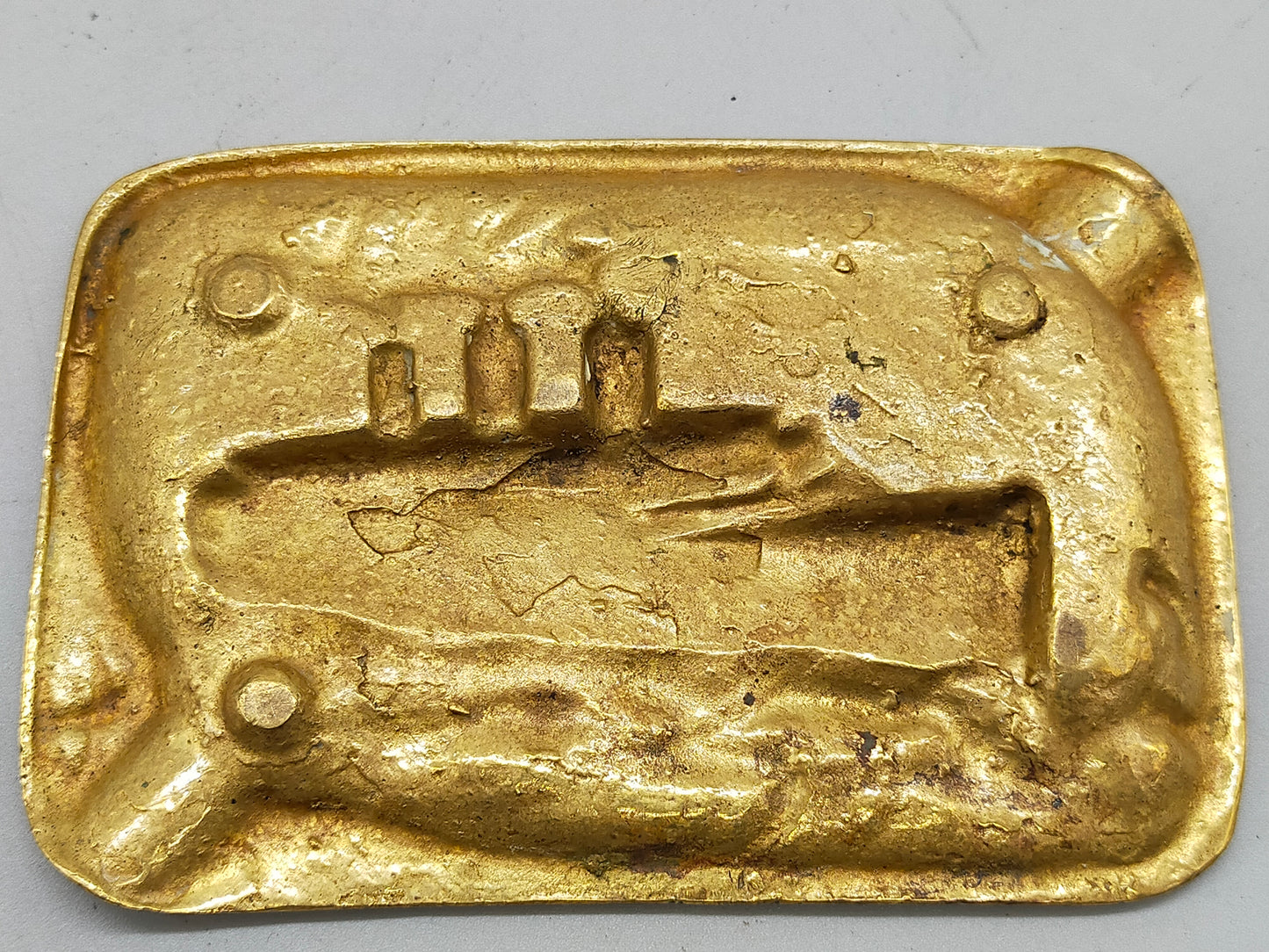 Antiker Messing „Anvers“ Aschenbecher – Maritimes Titanic Relief-Design