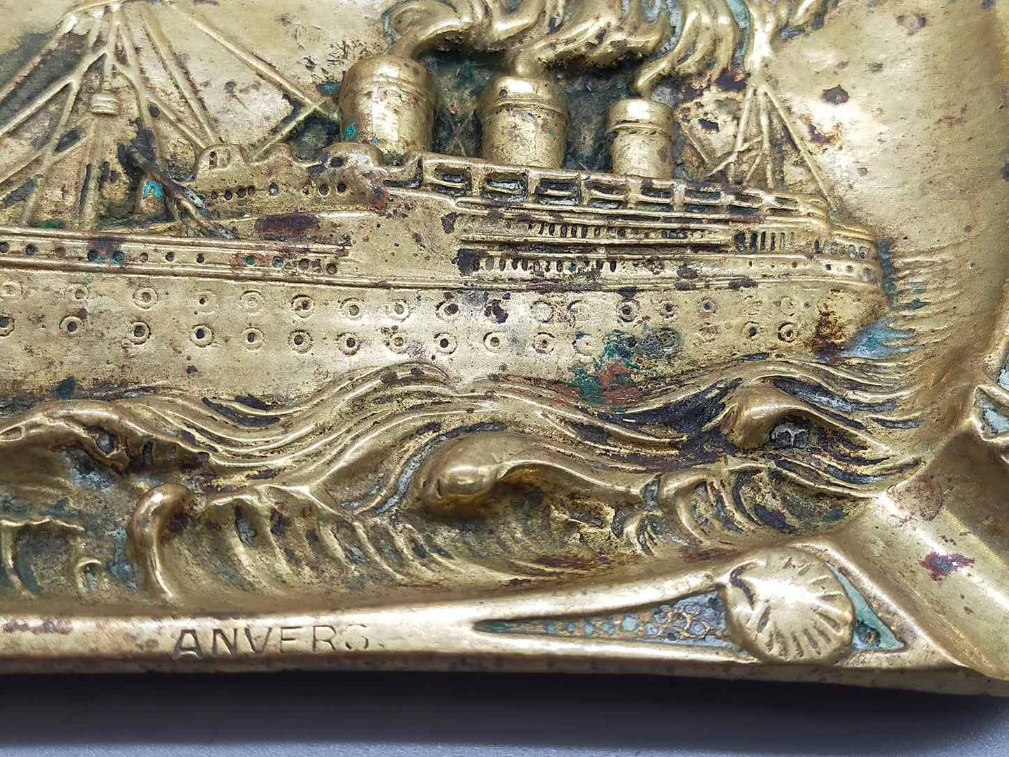 Antiker Messing „Anvers“ Aschenbecher – Maritimes Titanic Relief-Design