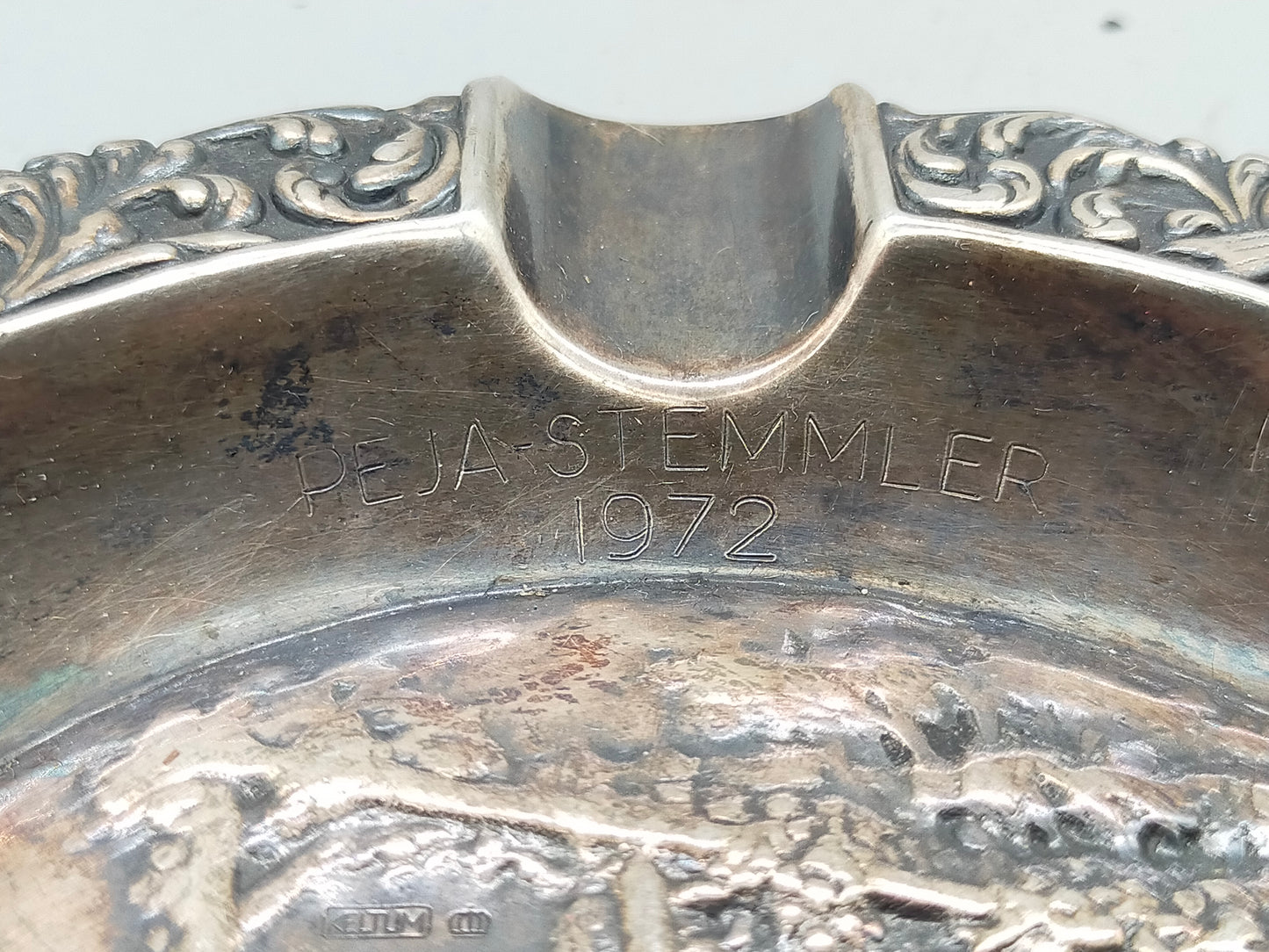 Antiker Keltum Versilberter Aschenbecher – Reliefszene von Peja Stemmler