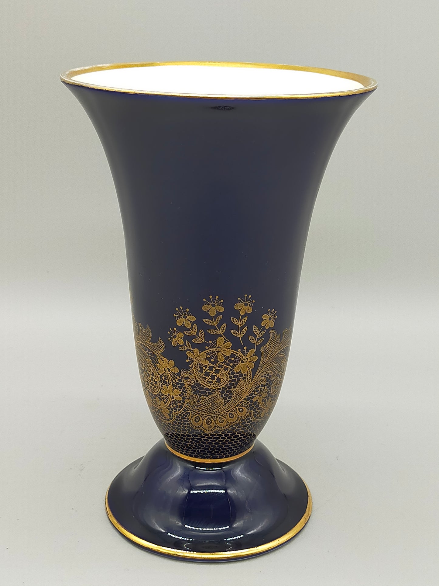 Lindner Kueps Bavaria Echt Cobalt Vase – Goldene Spitze & Blumendekor