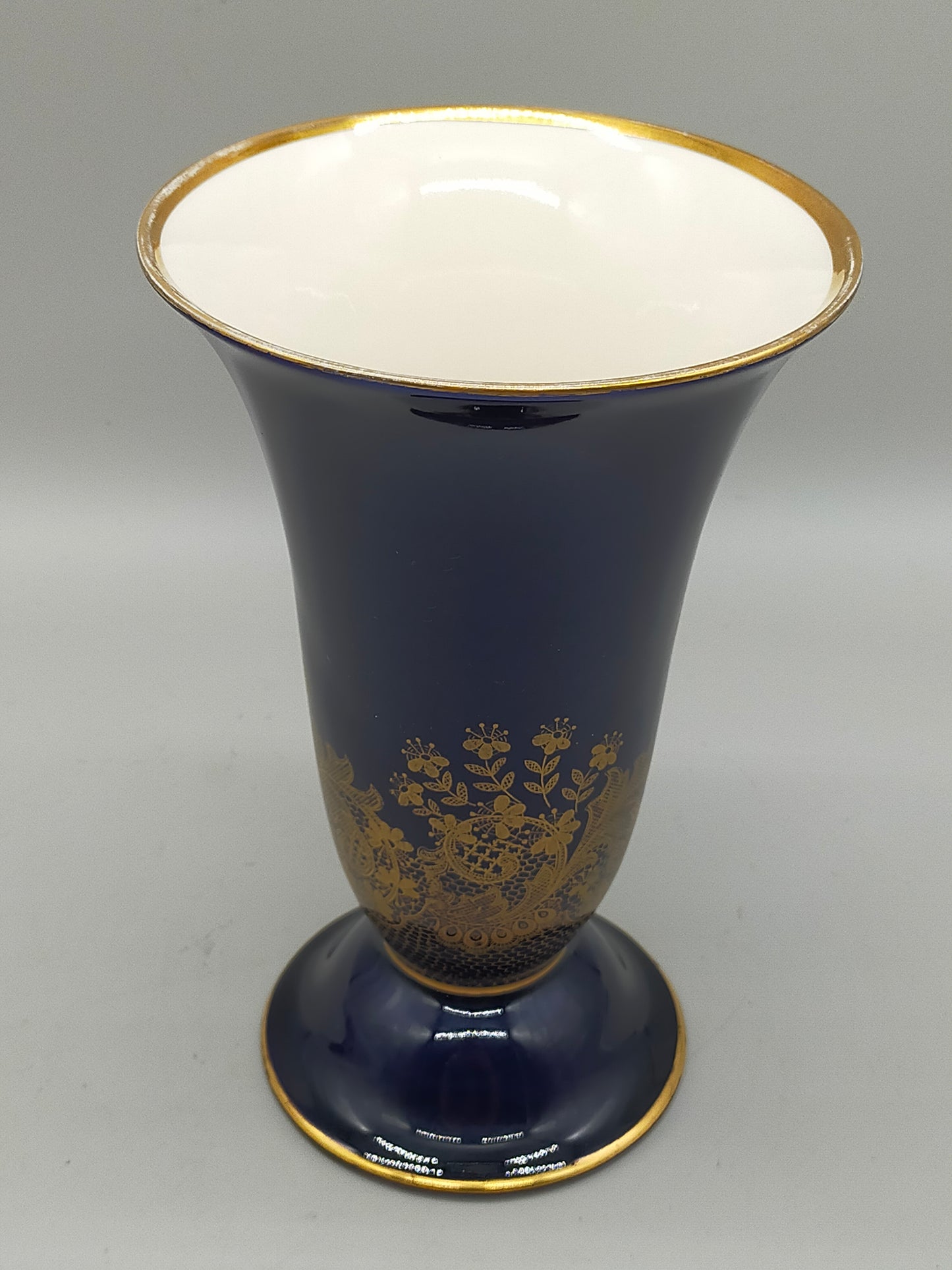 Lindner Kueps Bavaria Echt Cobalt Vase – Goldene Spitze & Blumendekor
