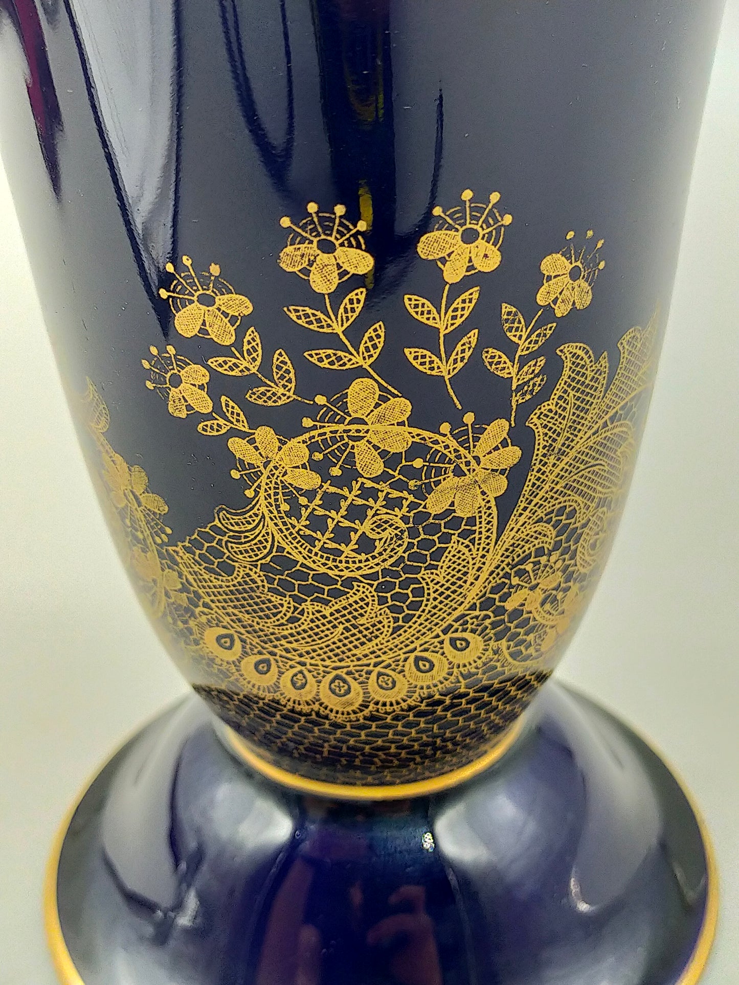 Lindner Kueps Bavaria Echt Cobalt Vase – Goldene Spitze & Blumendekor