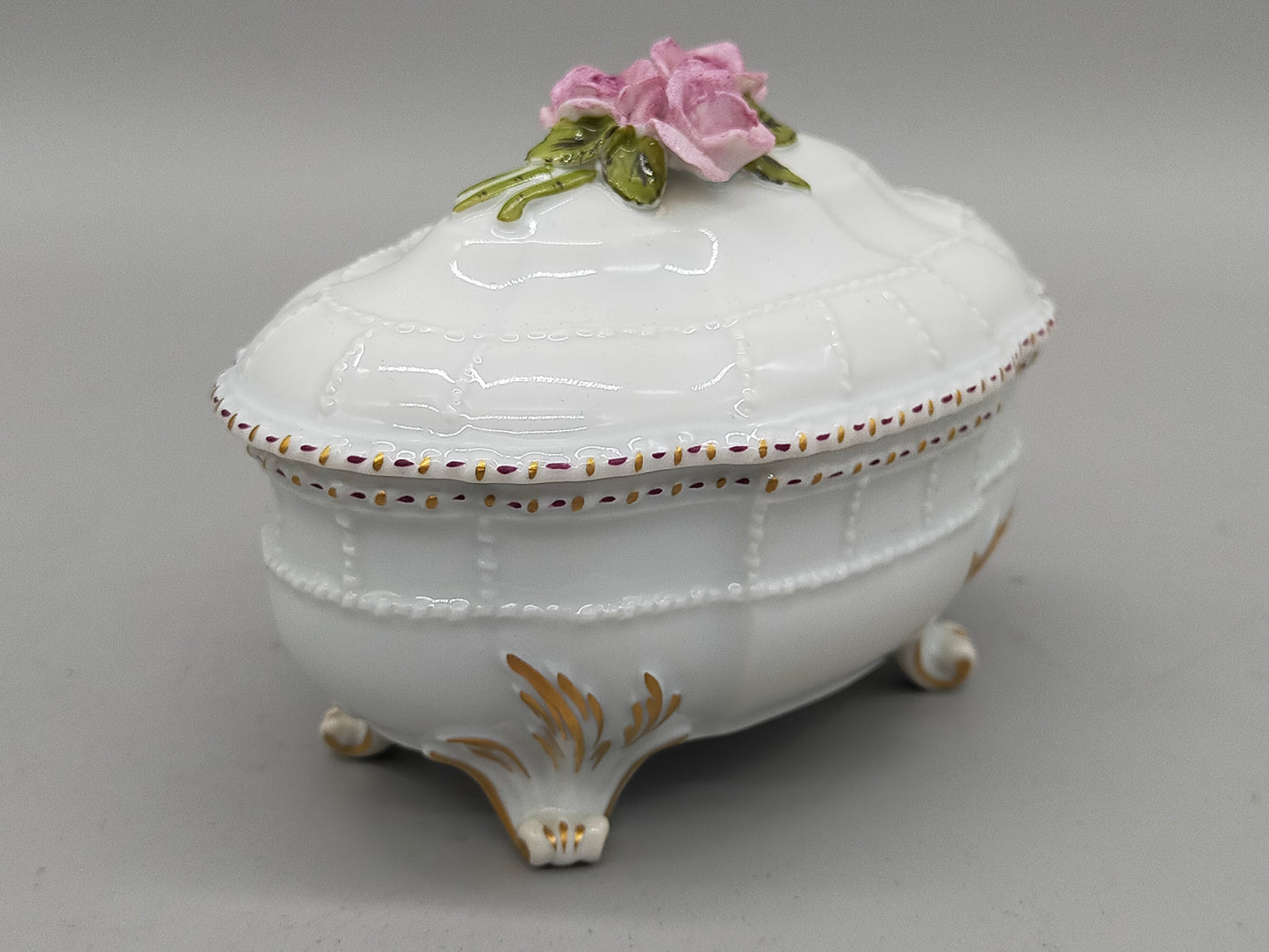 Ludwigsburg Porzellan Dose – Antike Prunkdose mit Rosen-Relief