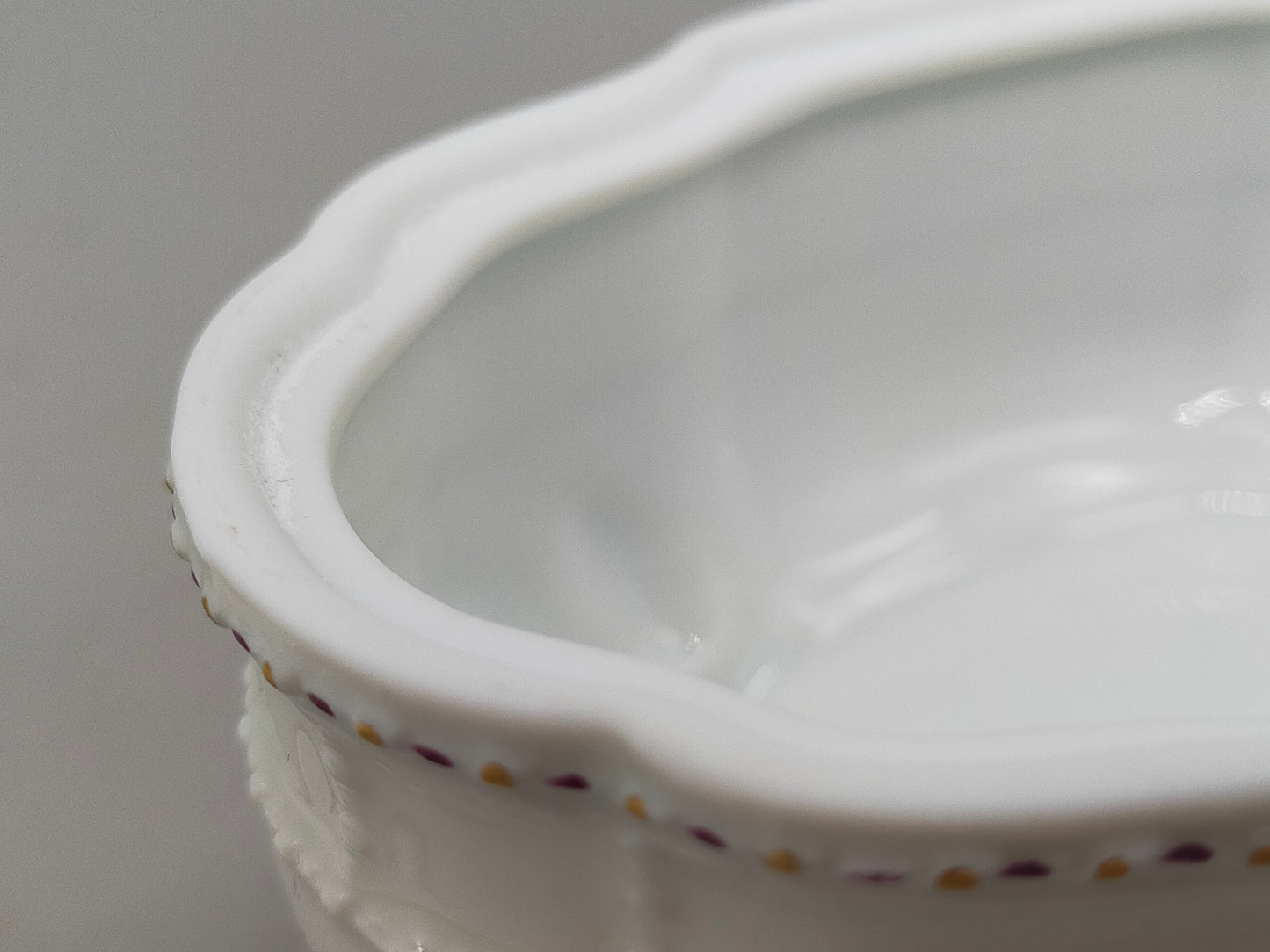 Ludwigsburg Porzellan Dose – Antike Prunkdose mit Rosen-Relief