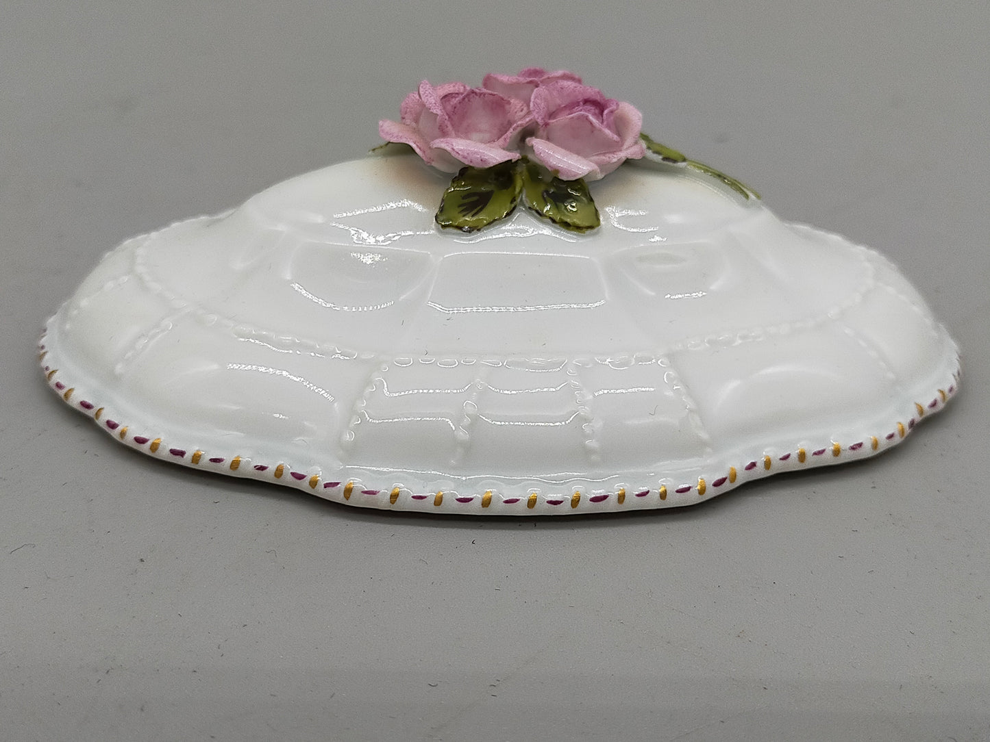 Ludwigsburg Porzellan Dose – Antike Prunkdose mit Rosen-Relief
