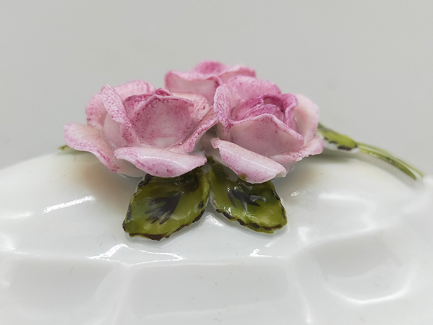 Ludwigsburg Porzellan Dose – Antike Prunkdose mit Rosen-Relief