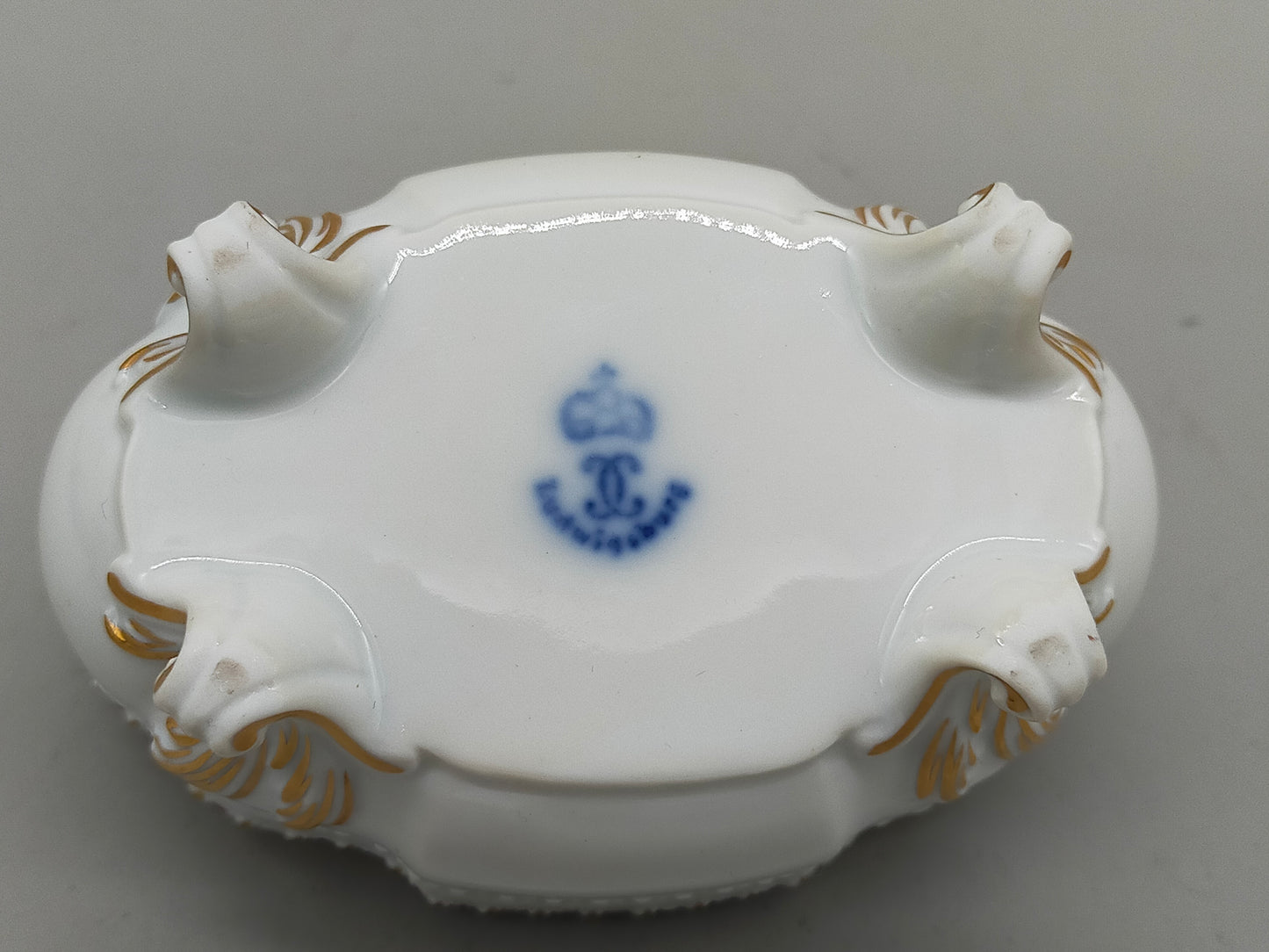 Ludwigsburg Porzellan Dose – Antike Prunkdose mit Rosen-Relief