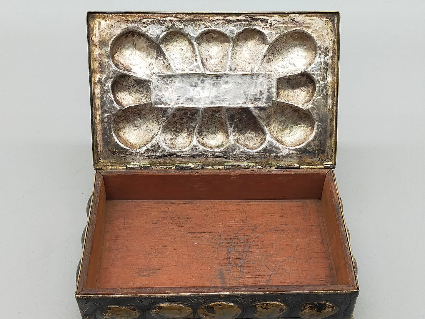 Antike Messing Schatulle mit Reliefdekor – Vintage Schmuckdose