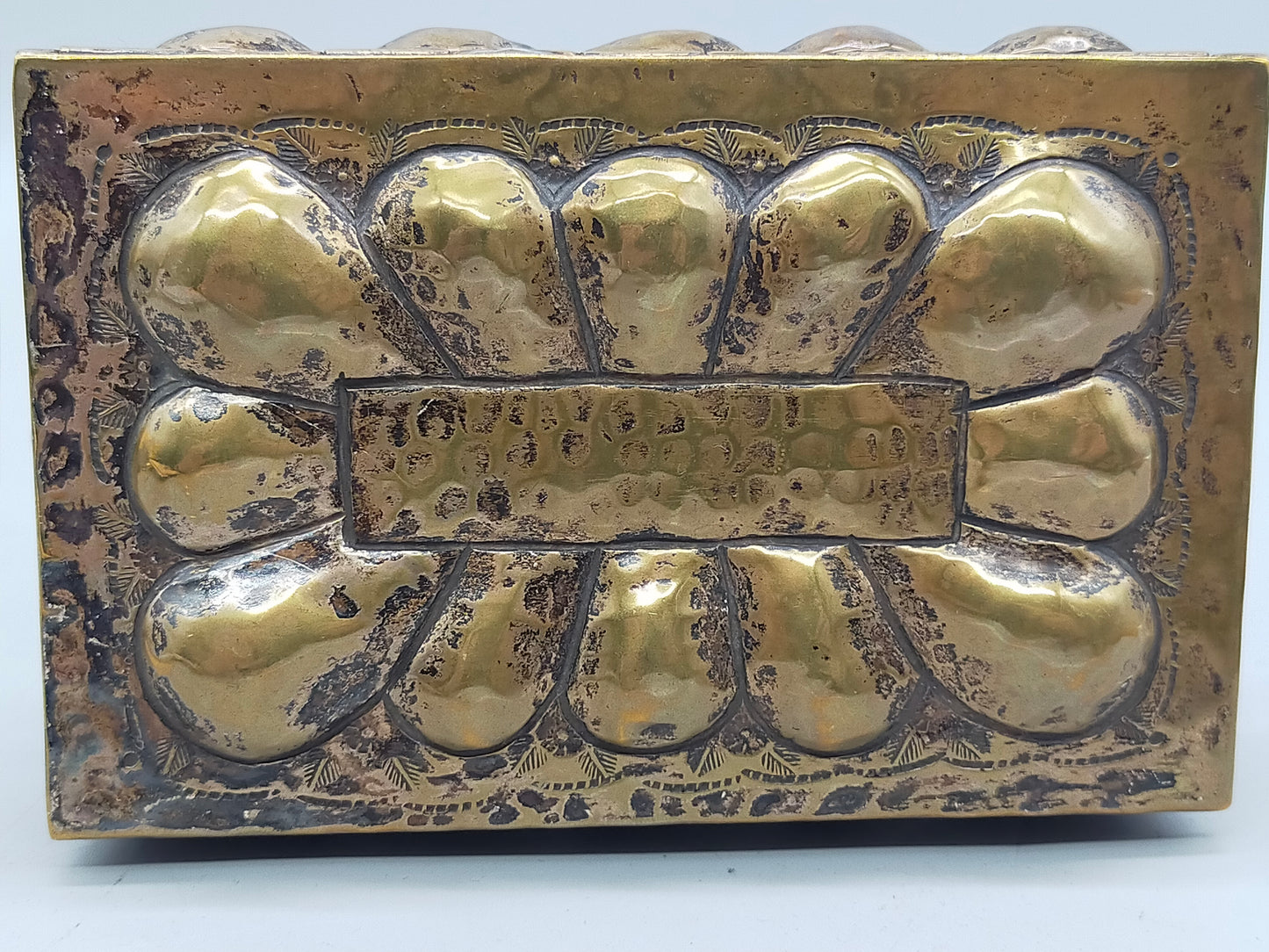 Antike Messing Schatulle mit Reliefdekor – Vintage Schmuckdose