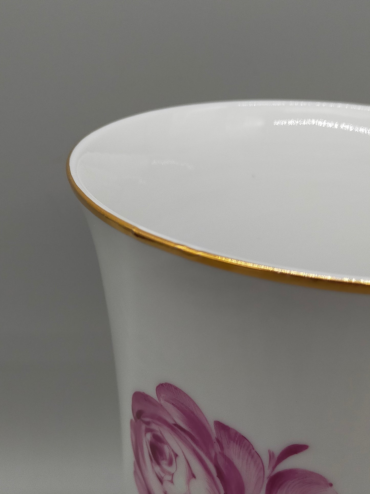 Elegante Ludwigsburg Porzellan Vase – Purpur Rose mit Goldrand