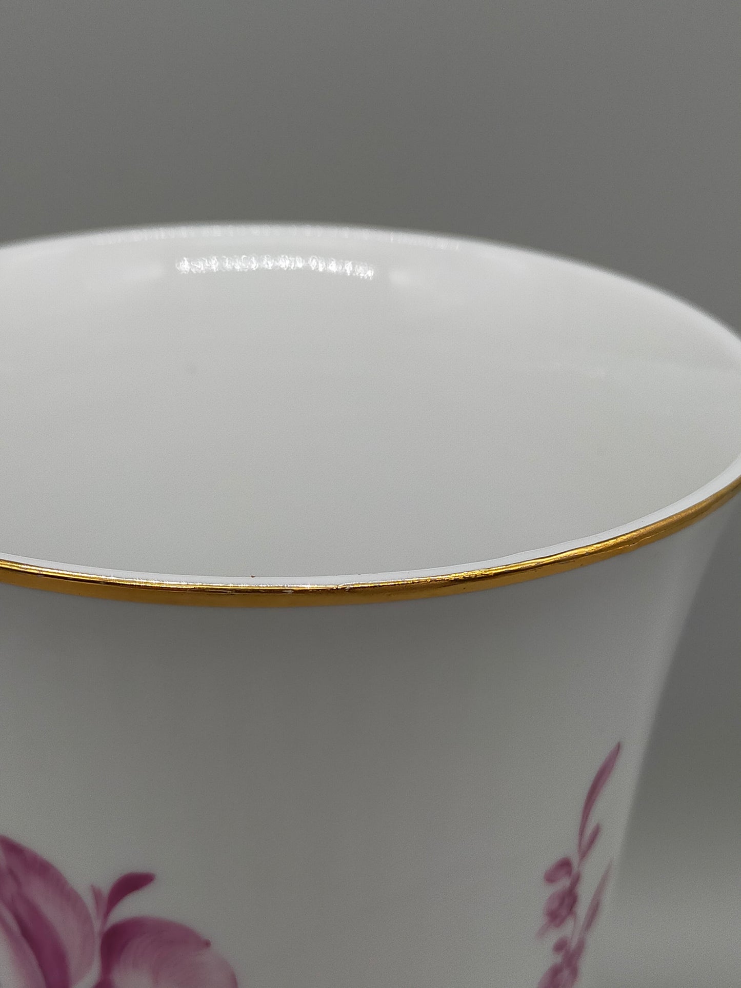 Elegante Ludwigsburg Porzellan Vase – Purpur Rose mit Goldrand