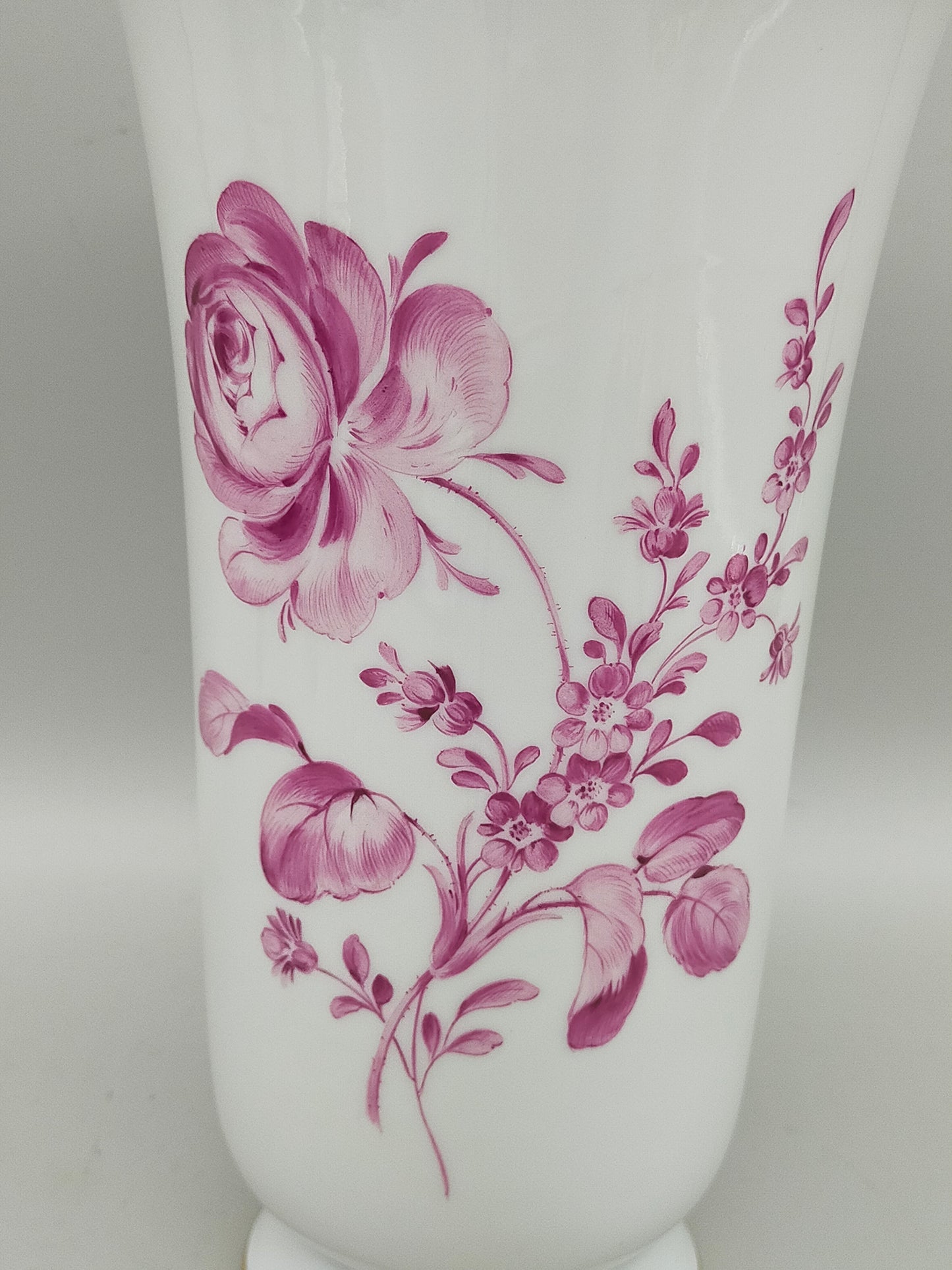 Elegante Ludwigsburg Porzellan Vase – Purpur Rose mit Goldrand