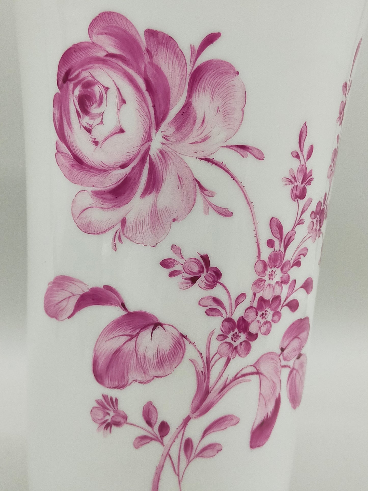 Elegante Ludwigsburg Porzellan Vase – Purpur Rose mit Goldrand
