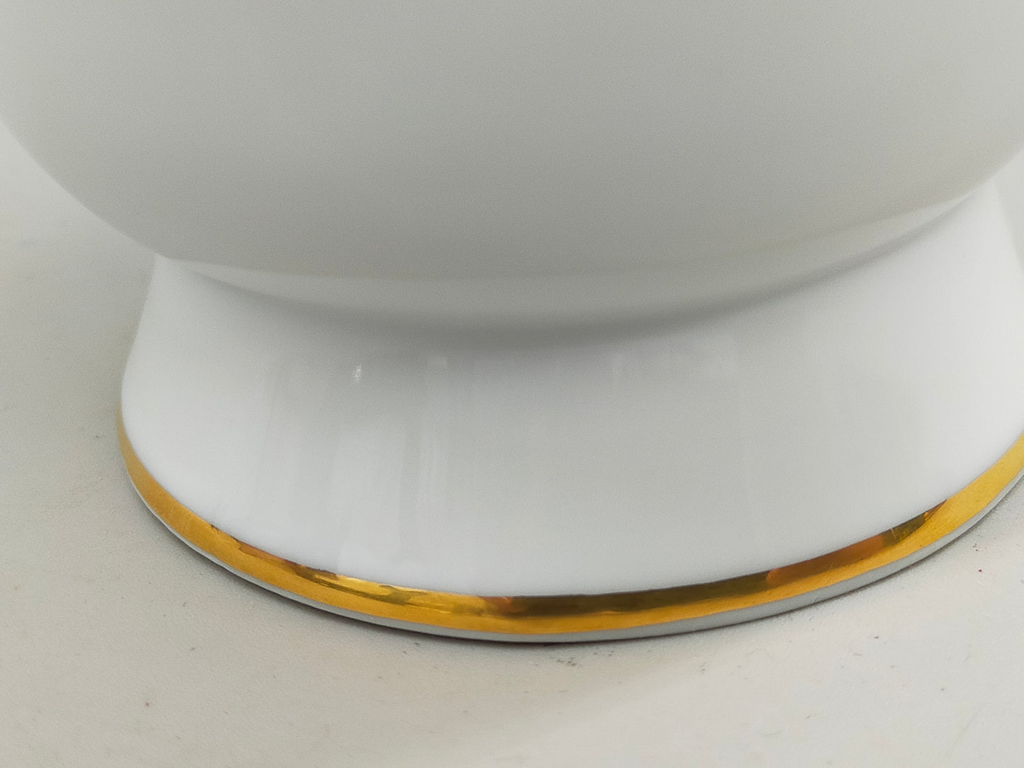 Elegante Ludwigsburg Porzellan Vase – Purpur Rose mit Goldrand