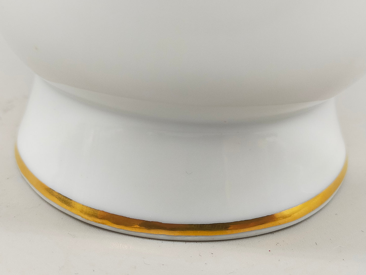 Elegante Ludwigsburg Porzellan Vase – Purpur Rose mit Goldrand