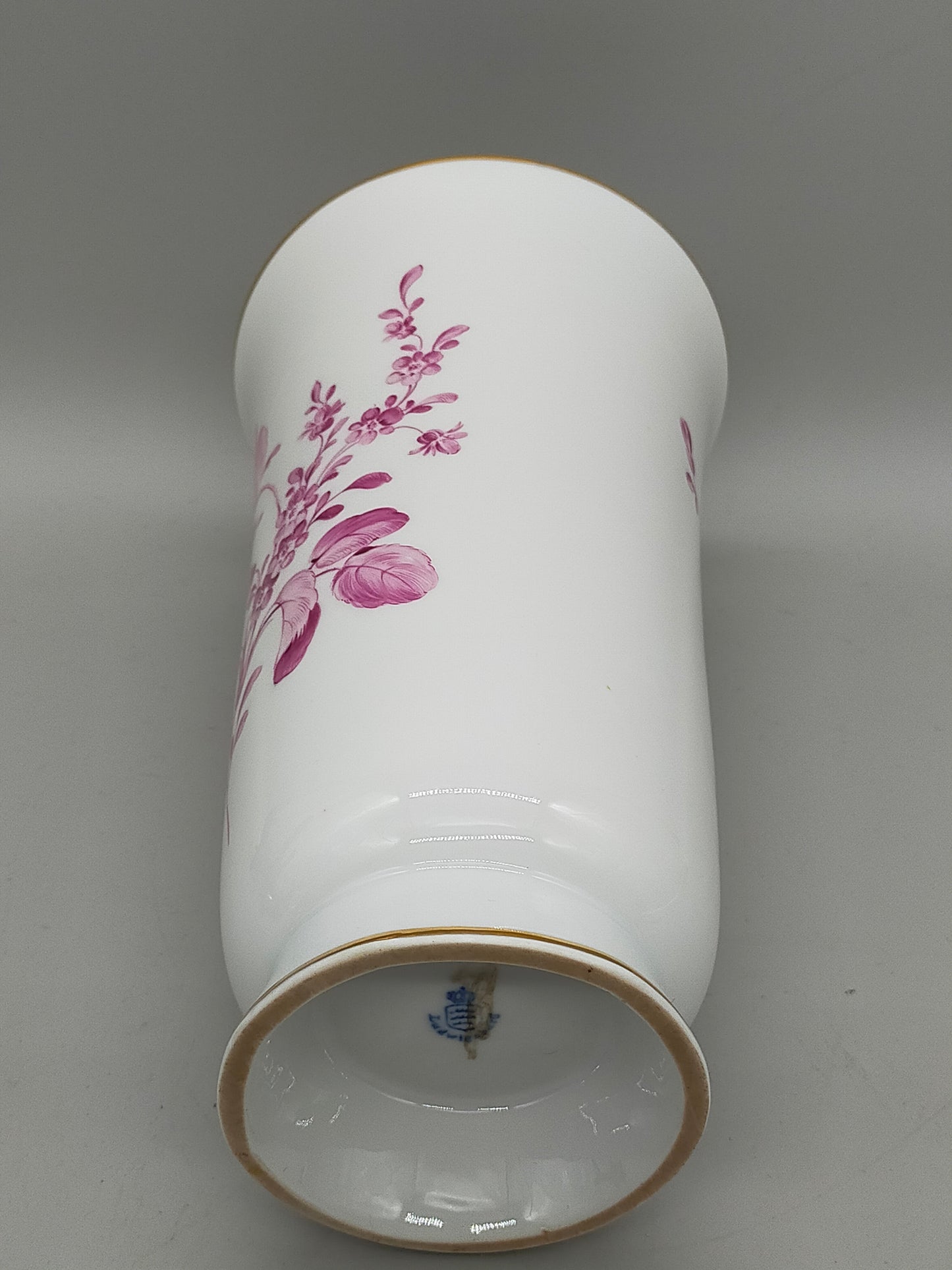 Elegante Ludwigsburg Porzellan Vase – Purpur Rose mit Goldrand