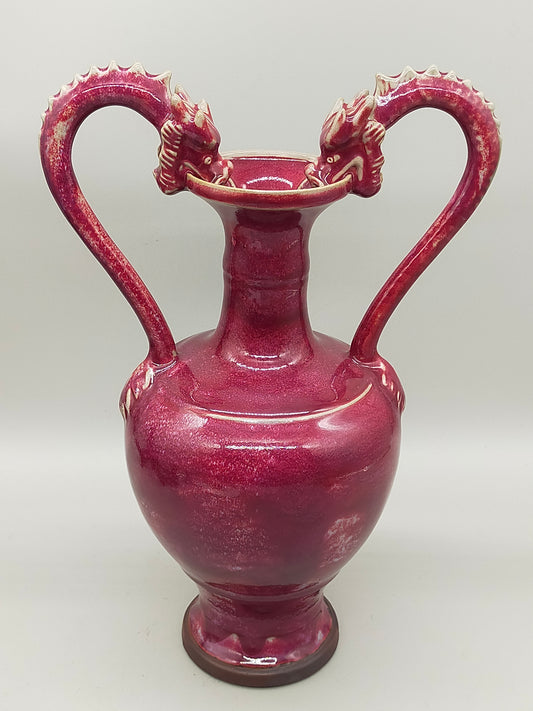 Antike Drachen-Vase in Purpurrot – Chinesischer Stil mit Doppelgriff