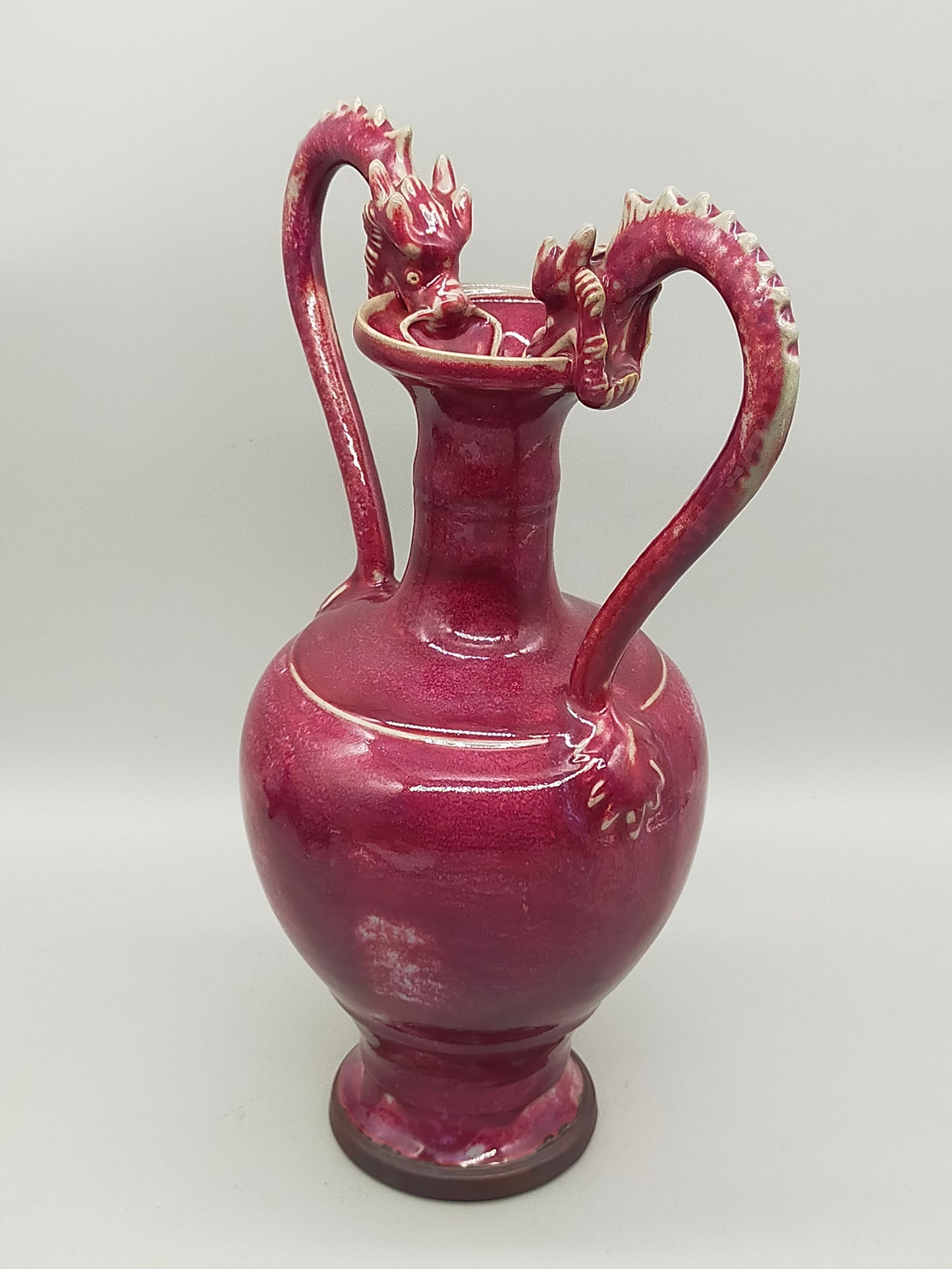 Antike Drachen-Vase in Purpurrot – Chinesischer Stil mit Doppelgriff