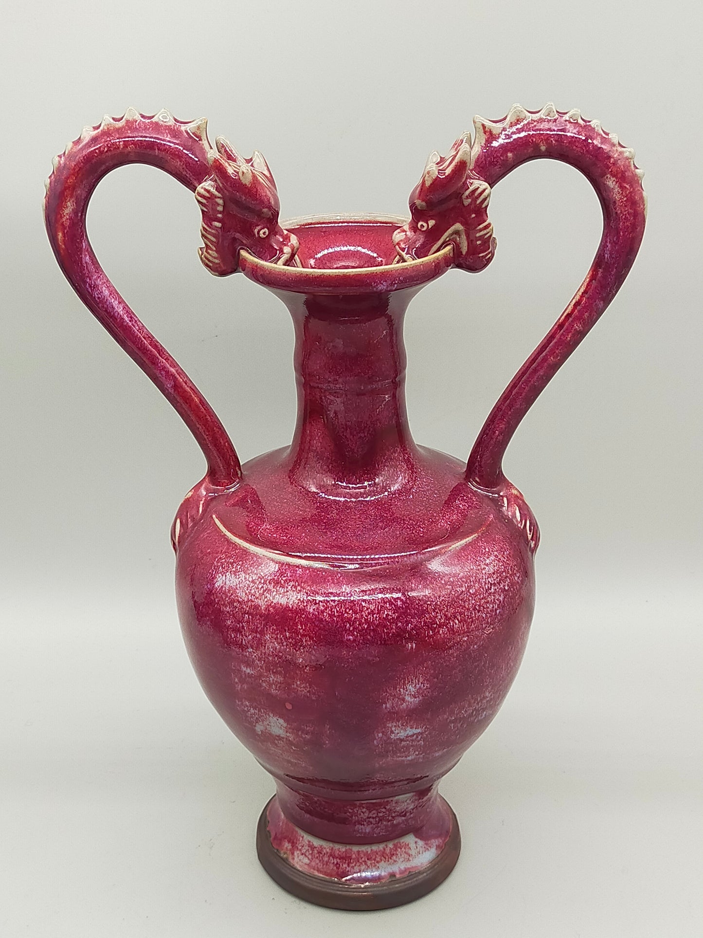 Antike Drachen-Vase in Purpurrot – Chinesischer Stil mit Doppelgriff