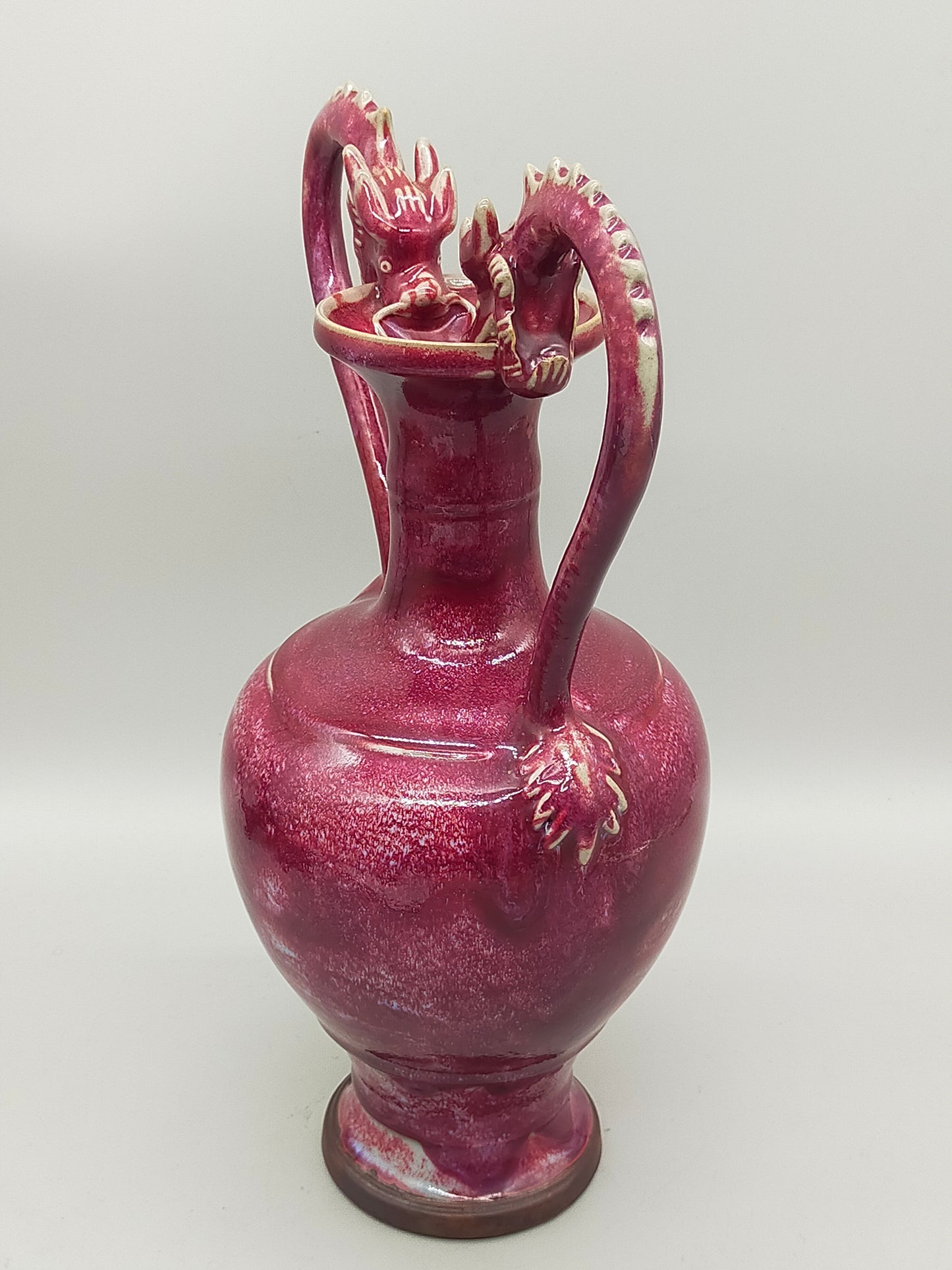 Antike Drachen-Vase in Purpurrot – Chinesischer Stil mit Doppelgriff