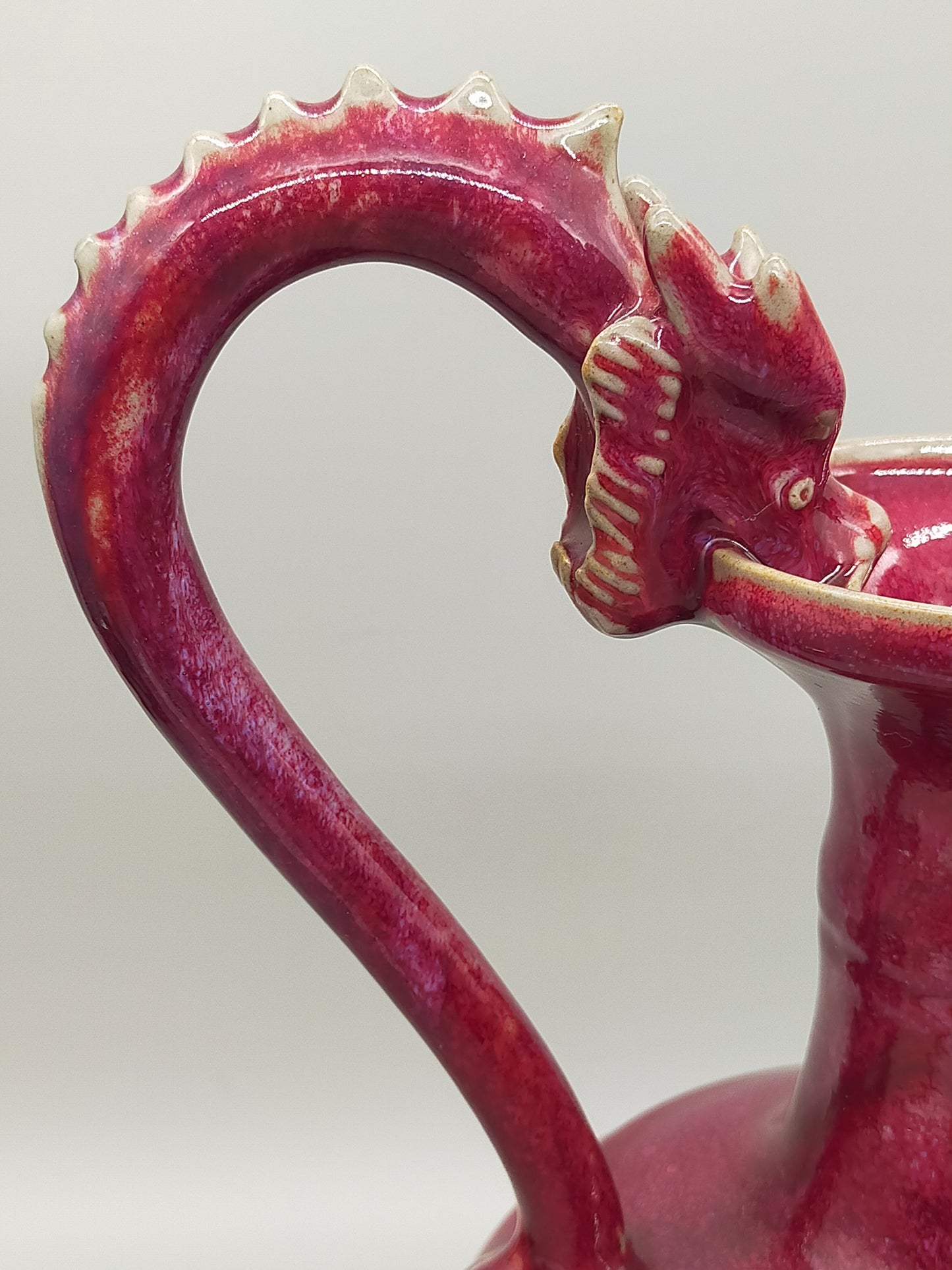 Antike Drachen-Vase in Purpurrot – Chinesischer Stil mit Doppelgriff