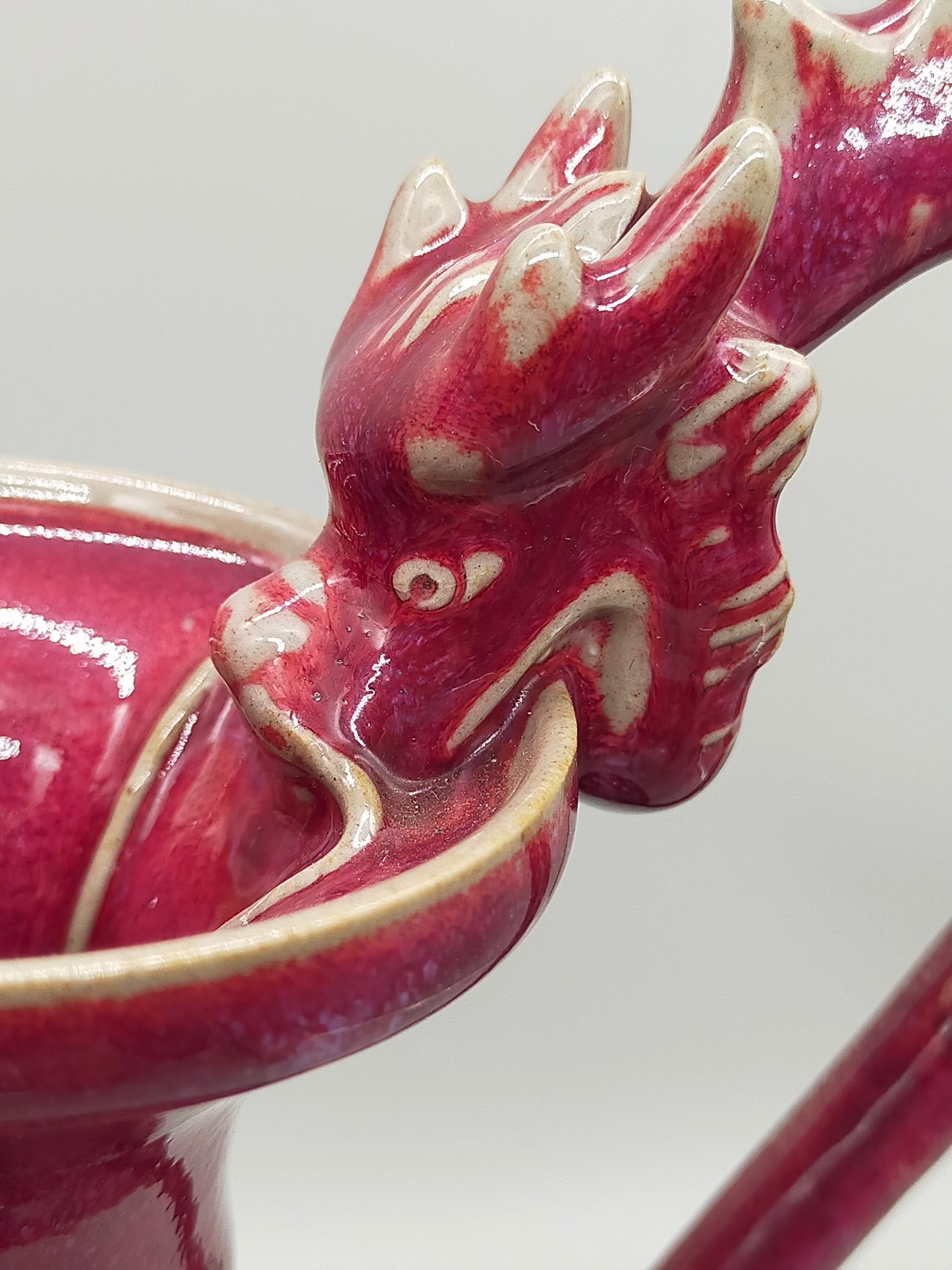Antike Drachen-Vase in Purpurrot – Chinesischer Stil mit Doppelgriff