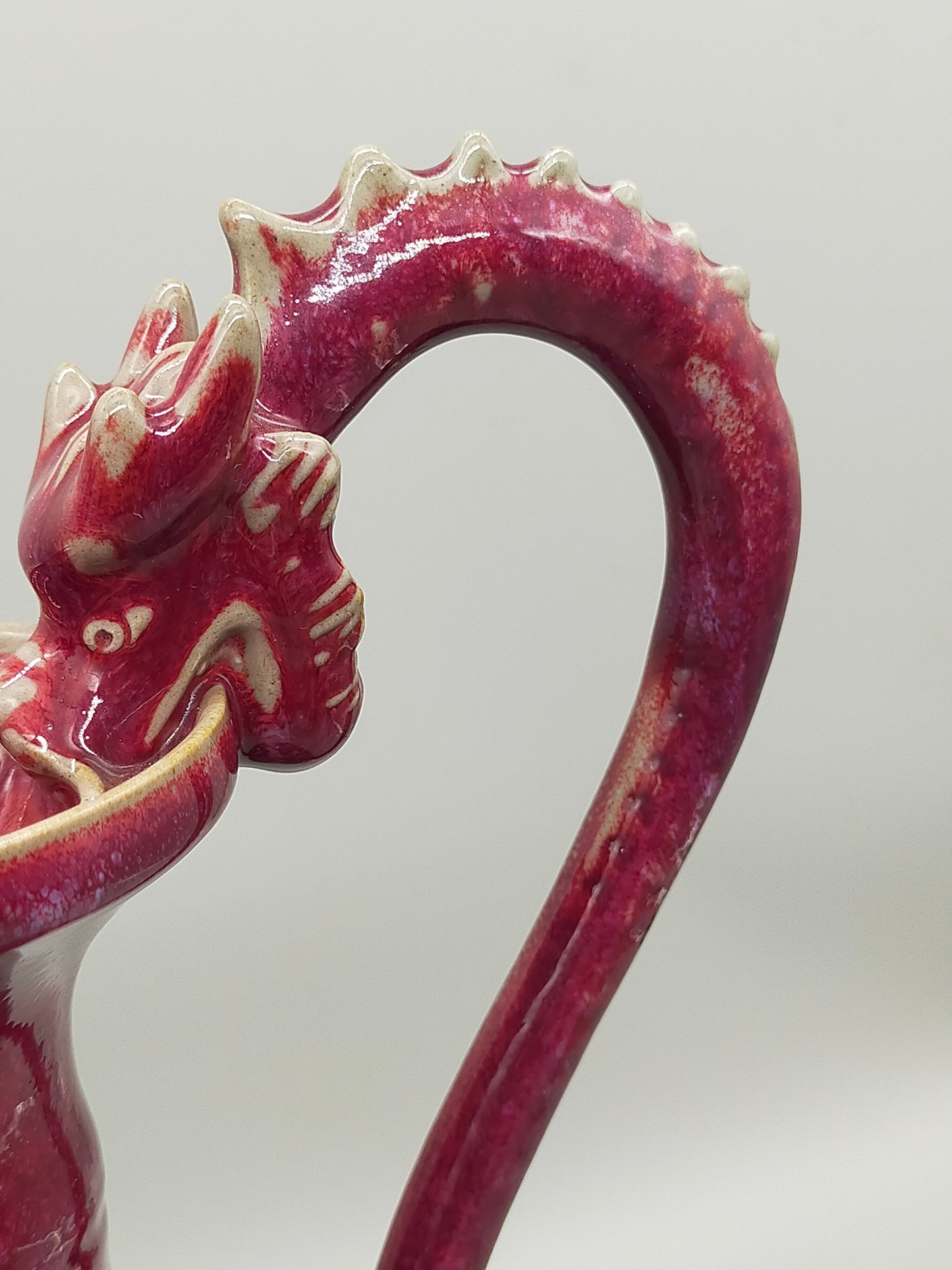 Antike Drachen-Vase in Purpurrot – Chinesischer Stil mit Doppelgriff
