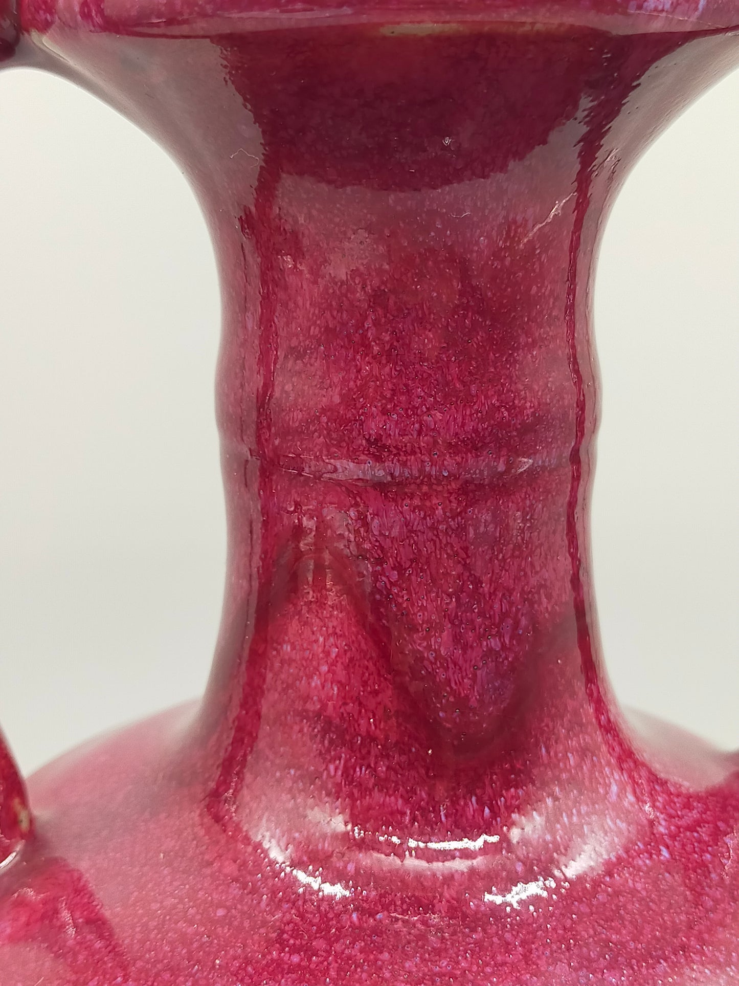 Antike Drachen-Vase in Purpurrot – Chinesischer Stil mit Doppelgriff