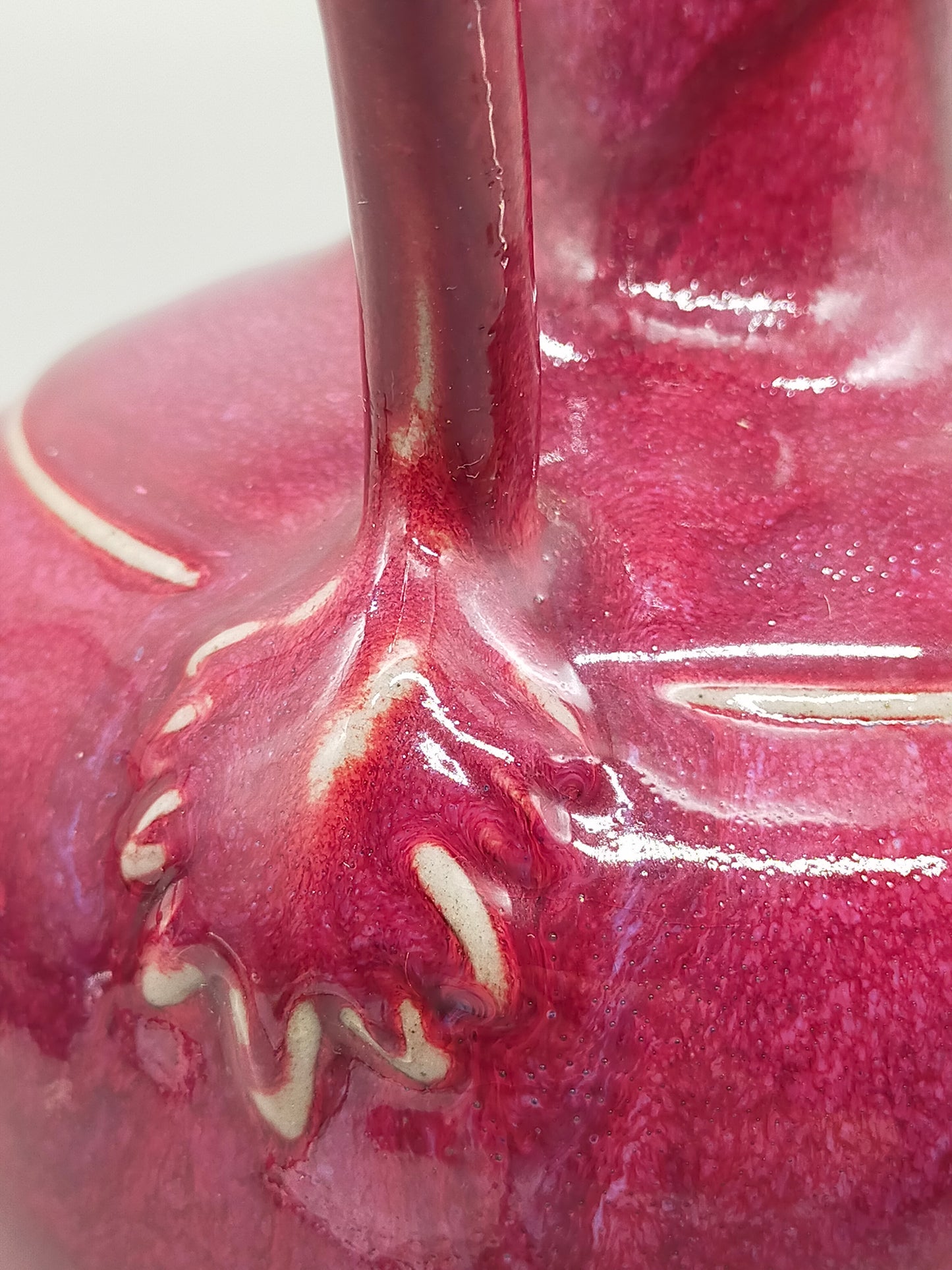 Antike Drachen-Vase in Purpurrot – Chinesischer Stil mit Doppelgriff