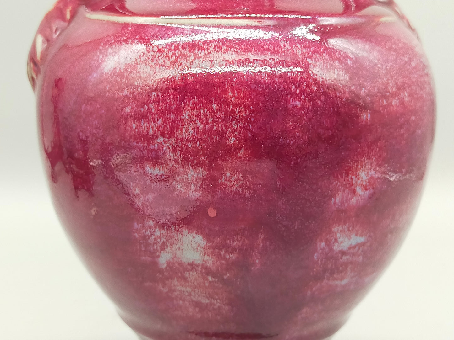 Antike Drachen-Vase in Purpurrot – Chinesischer Stil mit Doppelgriff