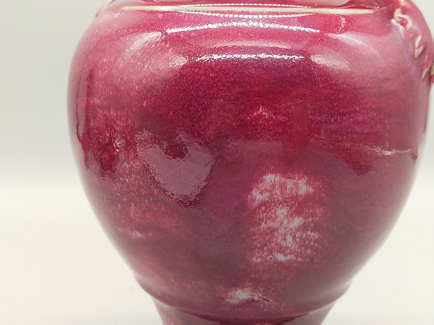 Antike Drachen-Vase in Purpurrot – Chinesischer Stil mit Doppelgriff