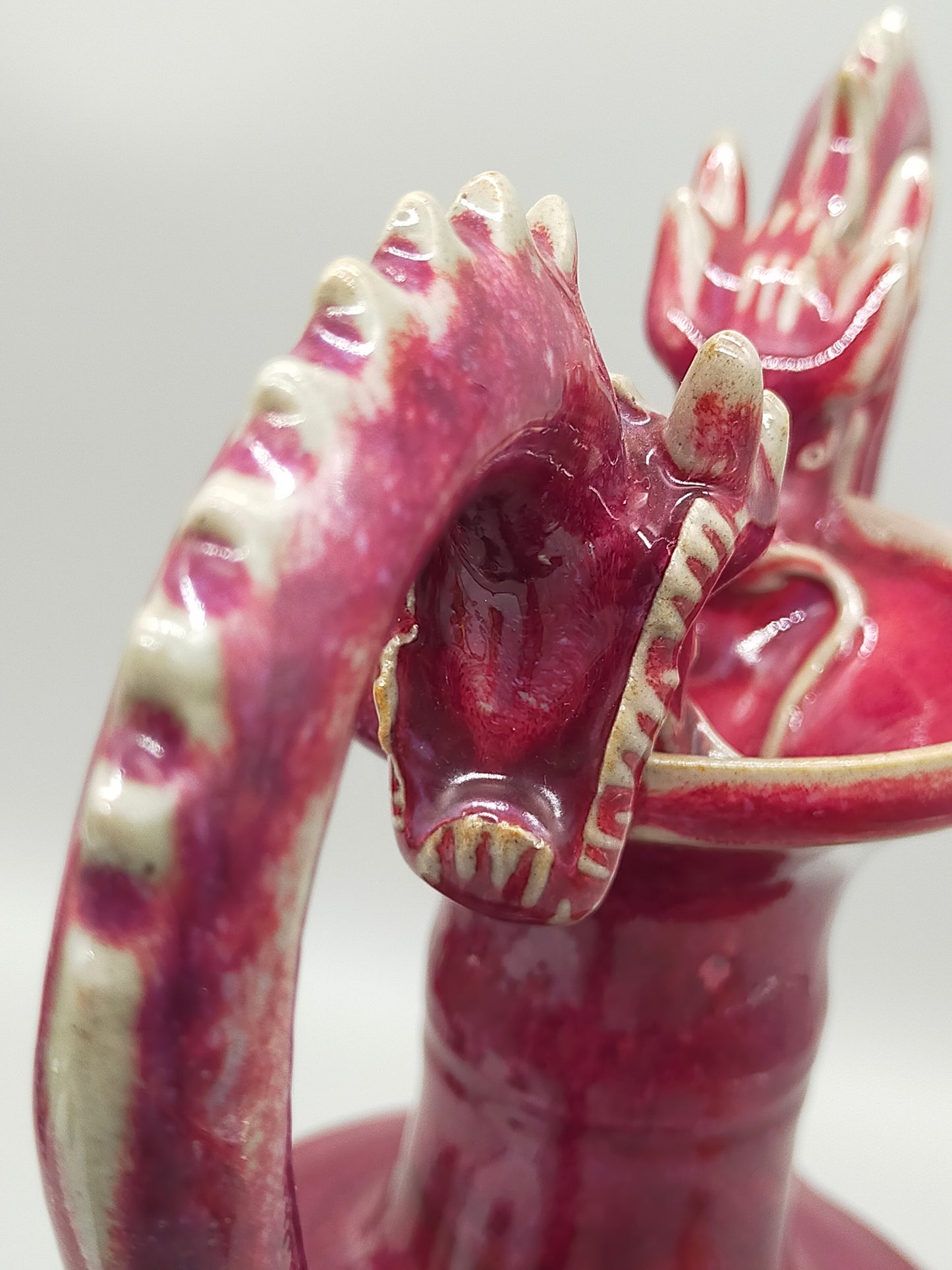 Antike Drachen-Vase in Purpurrot – Chinesischer Stil mit Doppelgriff