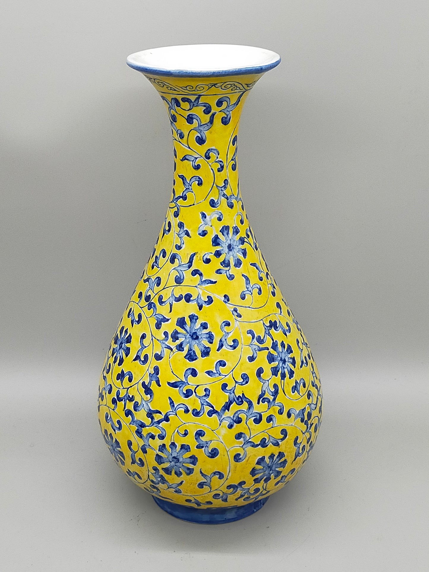 Prachtvolle Chinesische Porzellan Vase – Gelb mit Blauem Blumen Dekor
