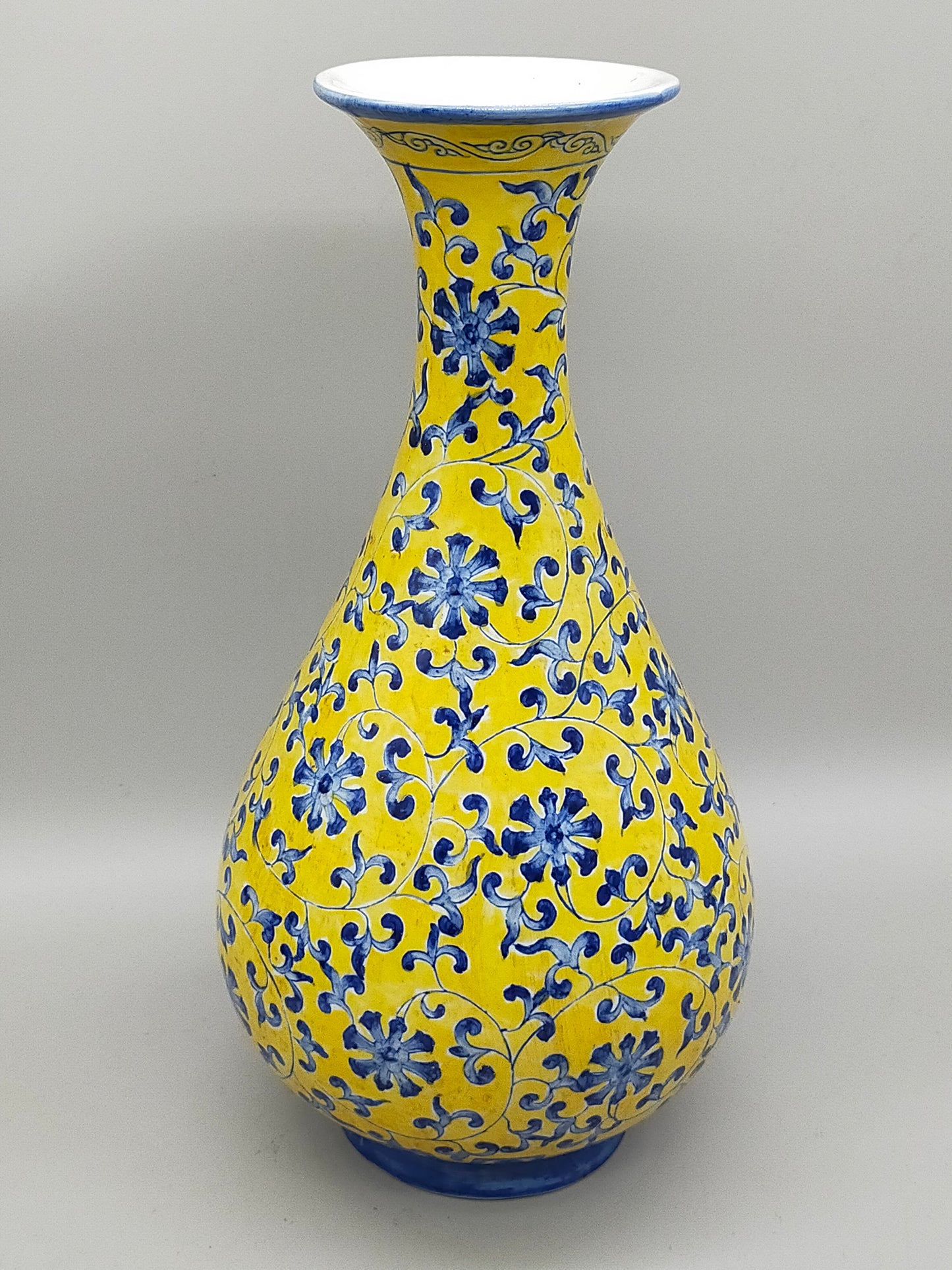 Prachtvolle Chinesische Porzellan Vase – Gelb mit Blauem Blumen Dekor