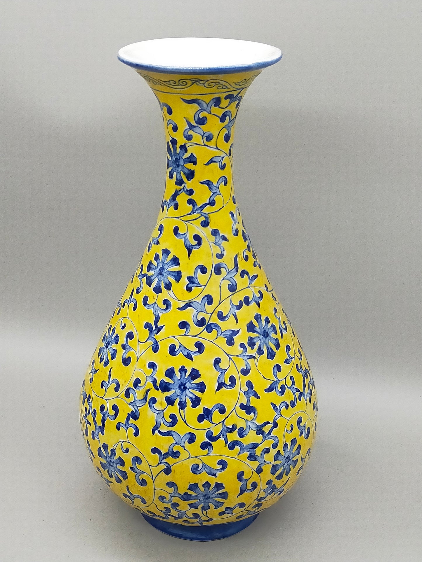 Prachtvolle Chinesische Porzellan Vase – Gelb mit Blauem Blumen Dekor