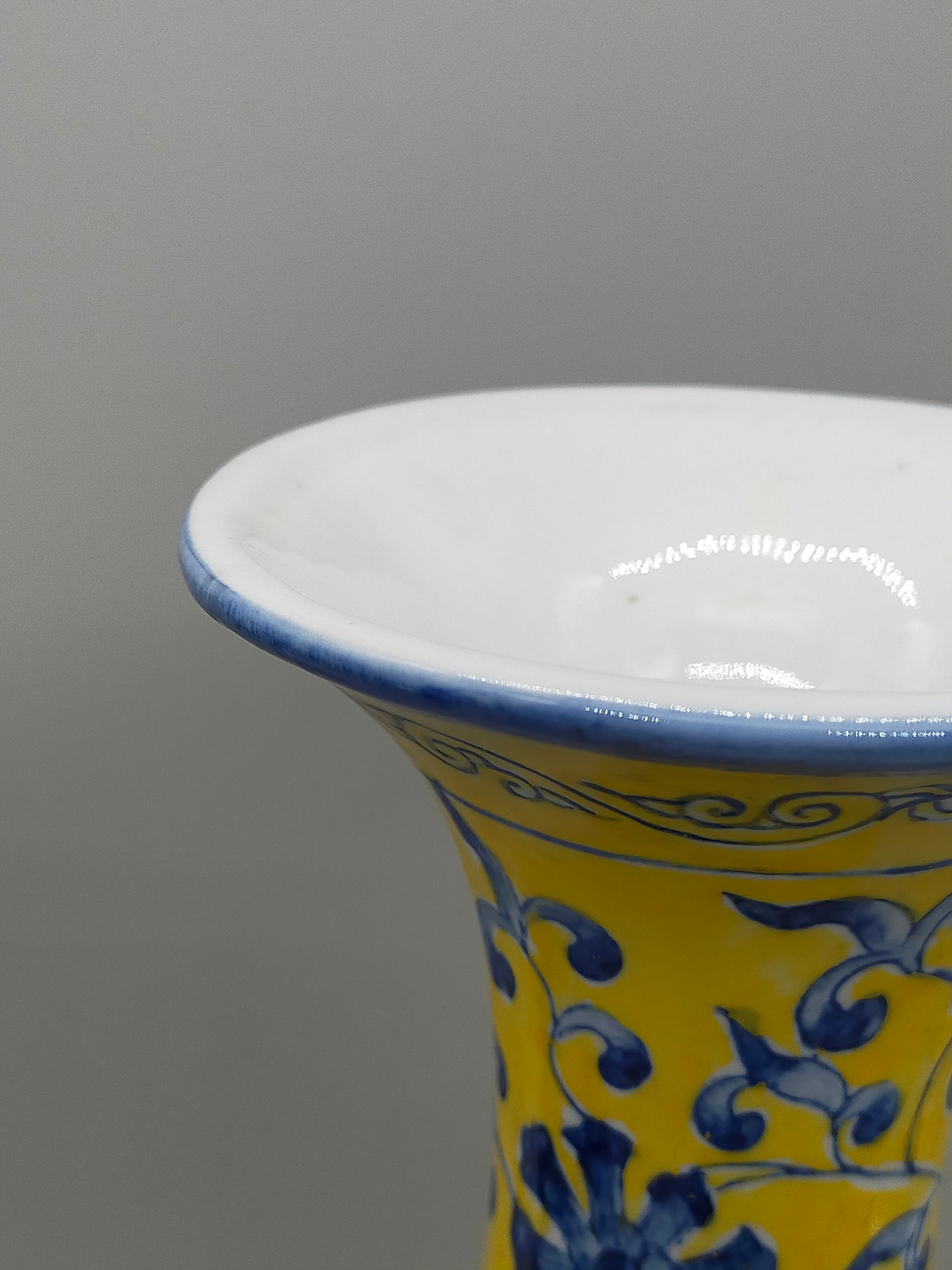 Prachtvolle Chinesische Porzellan Vase – Gelb mit Blauem Blumen Dekor