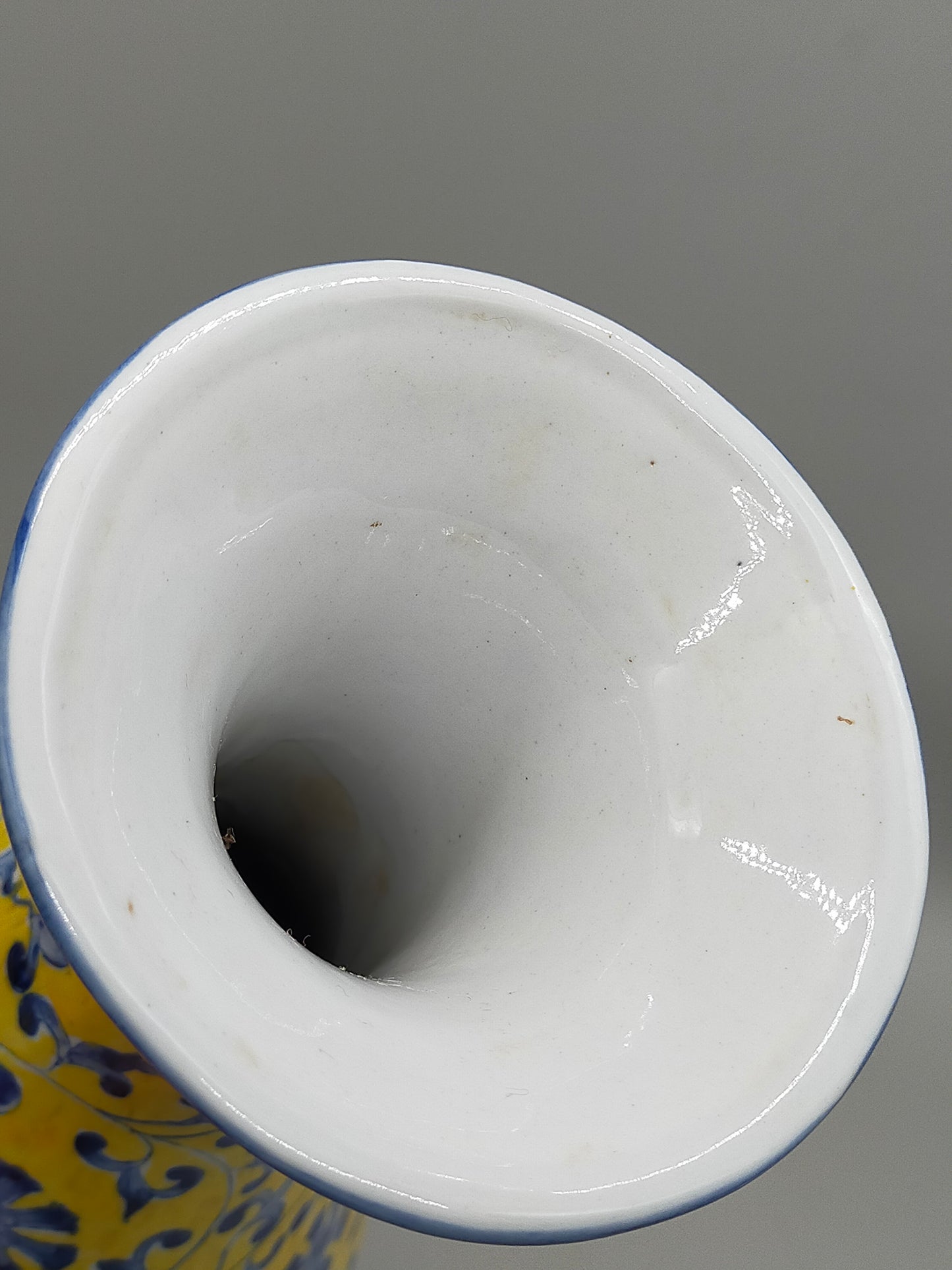 Prachtvolle Chinesische Porzellan Vase – Gelb mit Blauem Blumen Dekor