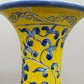 Prachtvolle Chinesische Porzellan Vase – Gelb mit Blauem Blumen Dekor