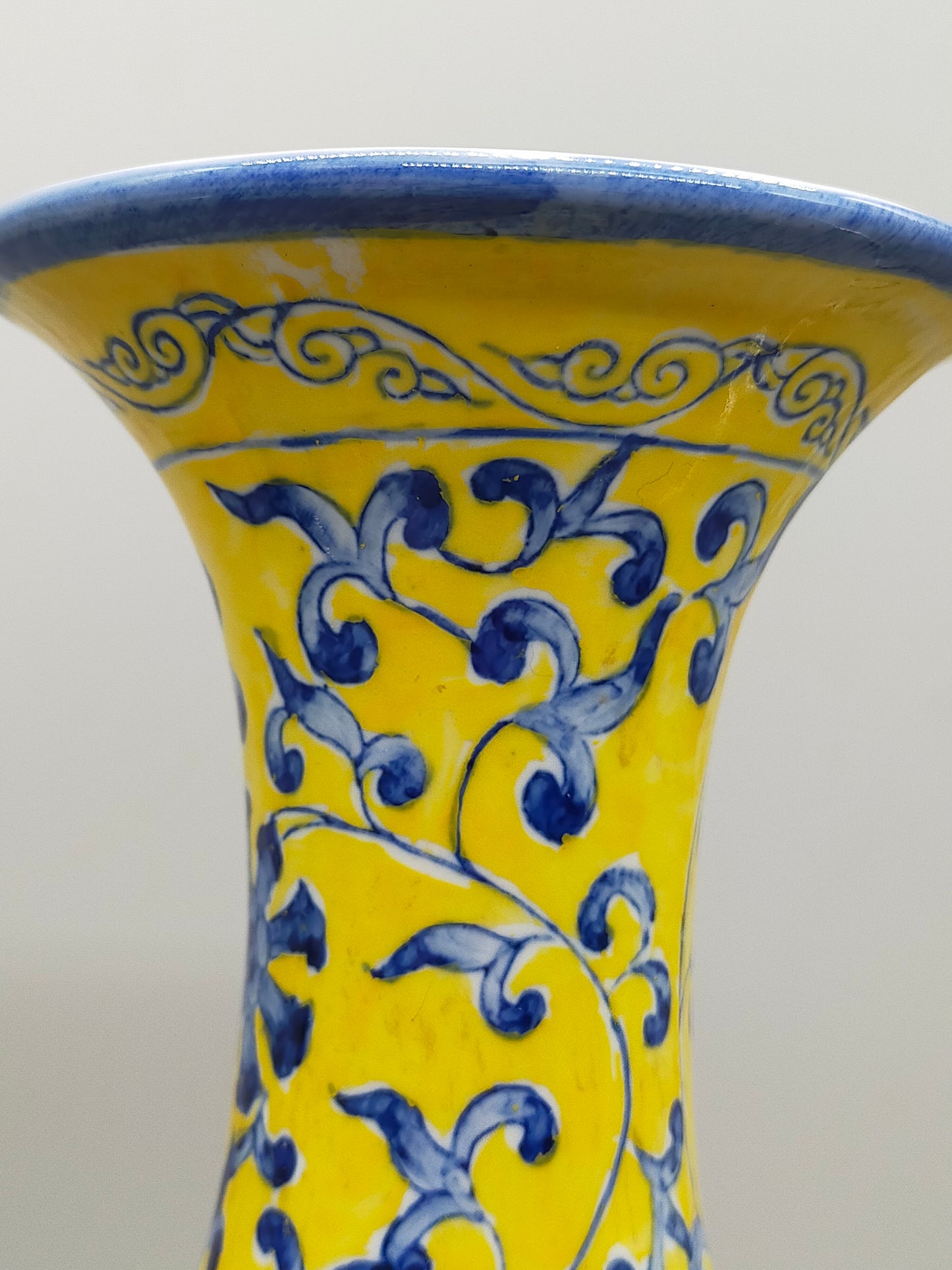 Prachtvolle Chinesische Porzellan Vase – Gelb mit Blauem Blumen Dekor