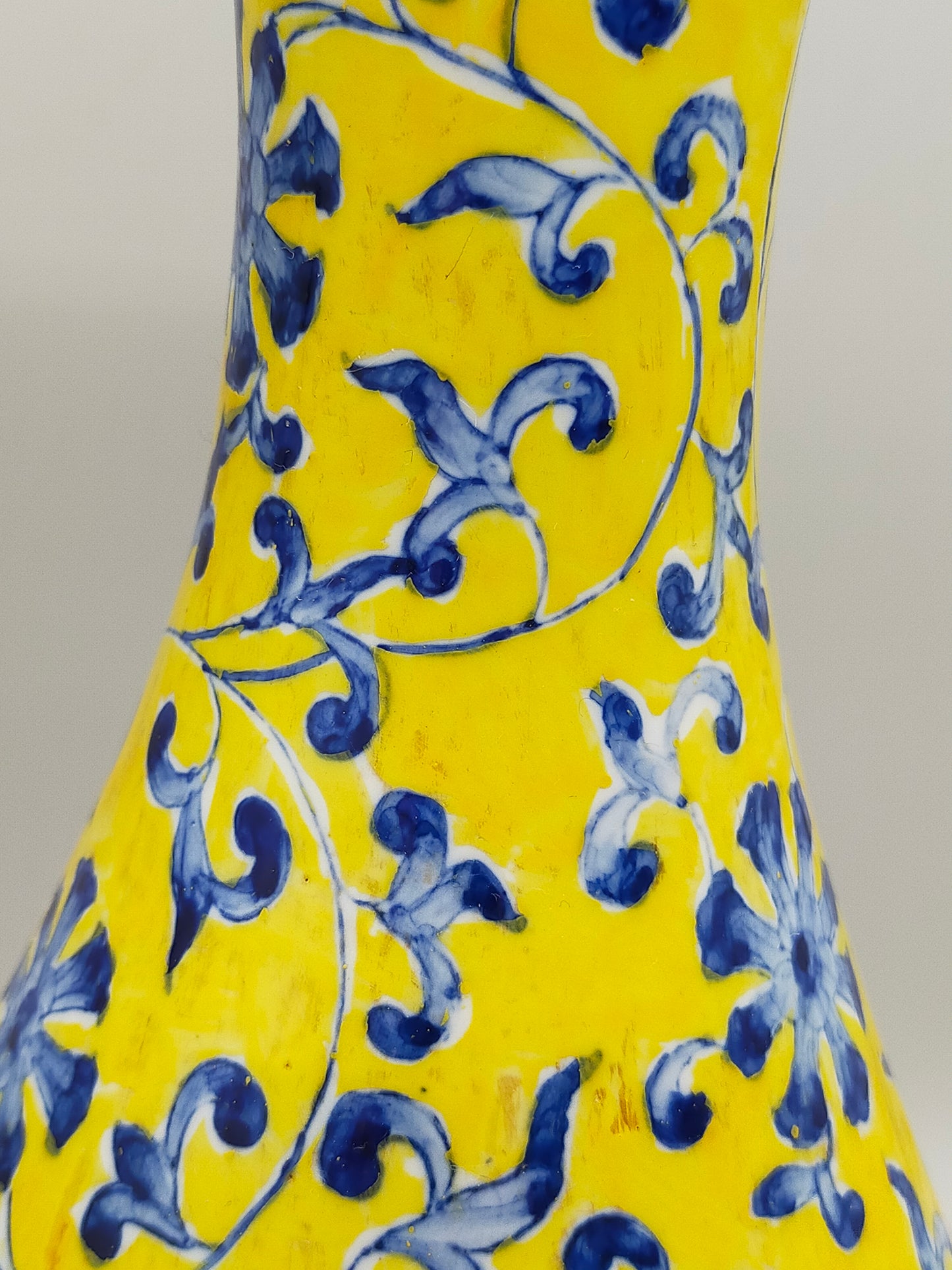 Prachtvolle Chinesische Porzellan Vase – Gelb mit Blauem Blumen Dekor